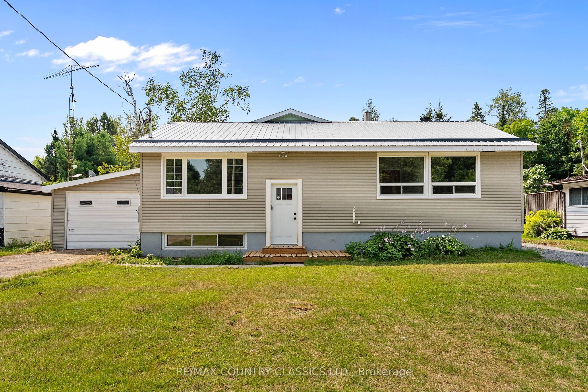 1043 Estates Road Property Photo 1