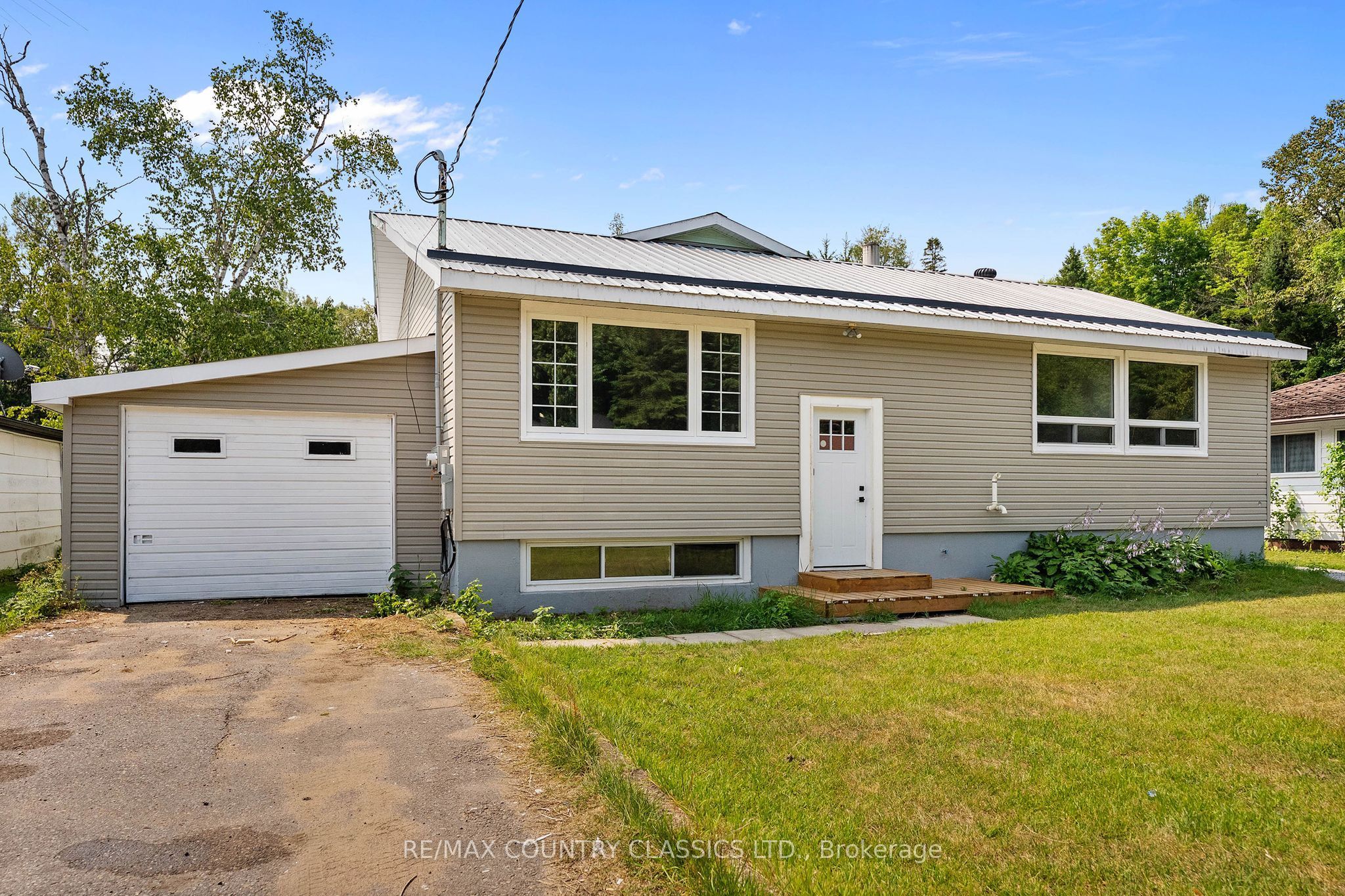 1043 Estates Road Property Photo 2