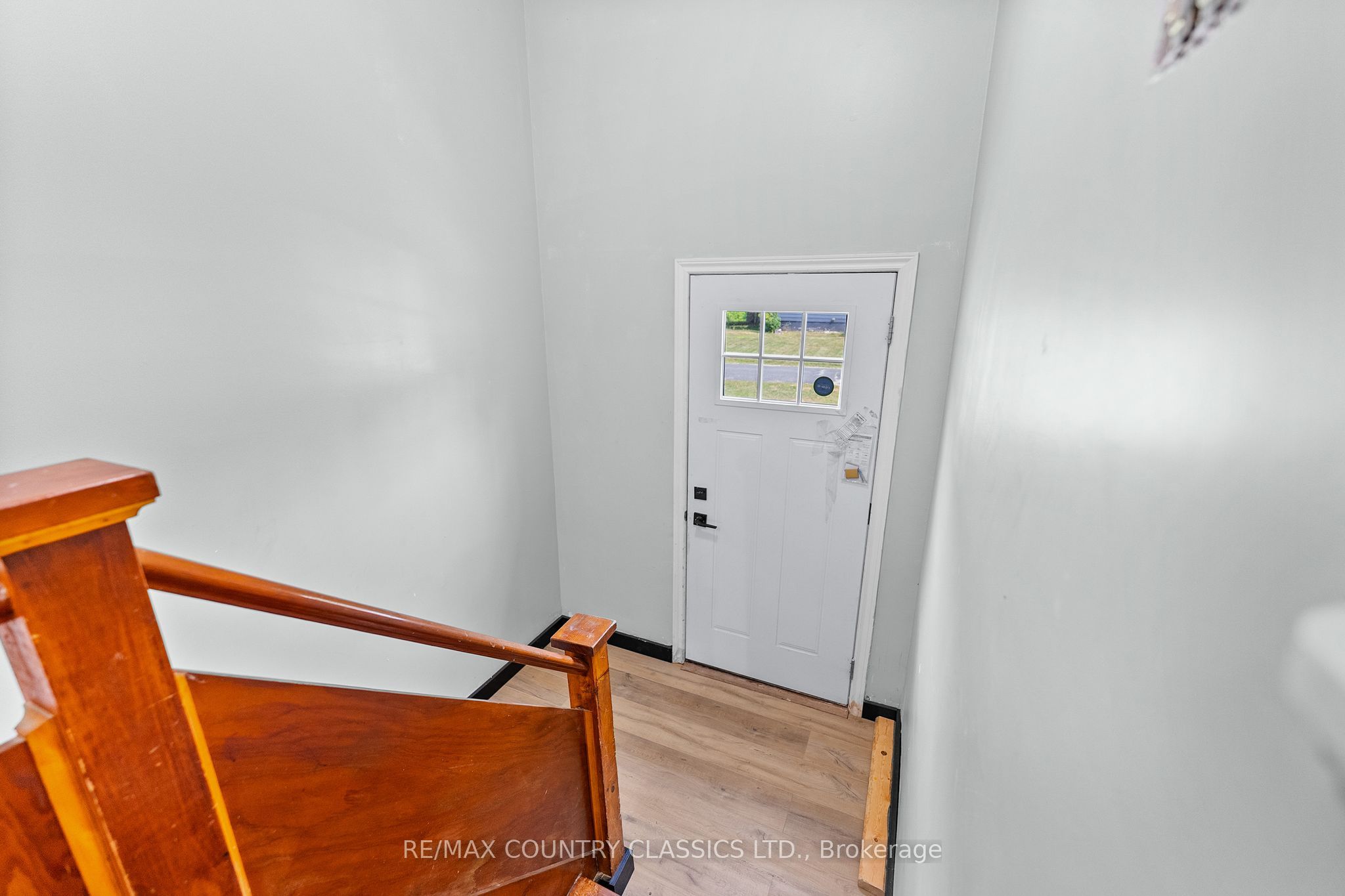 1043 Estates Road Property Photo 3
