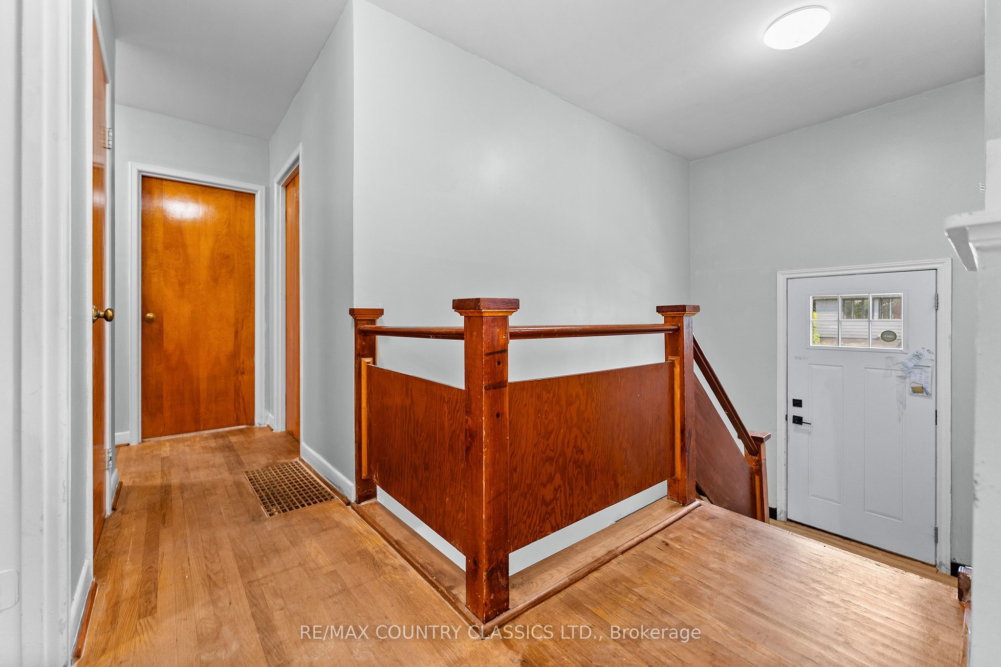 1043 Estates Road Property Photo 4