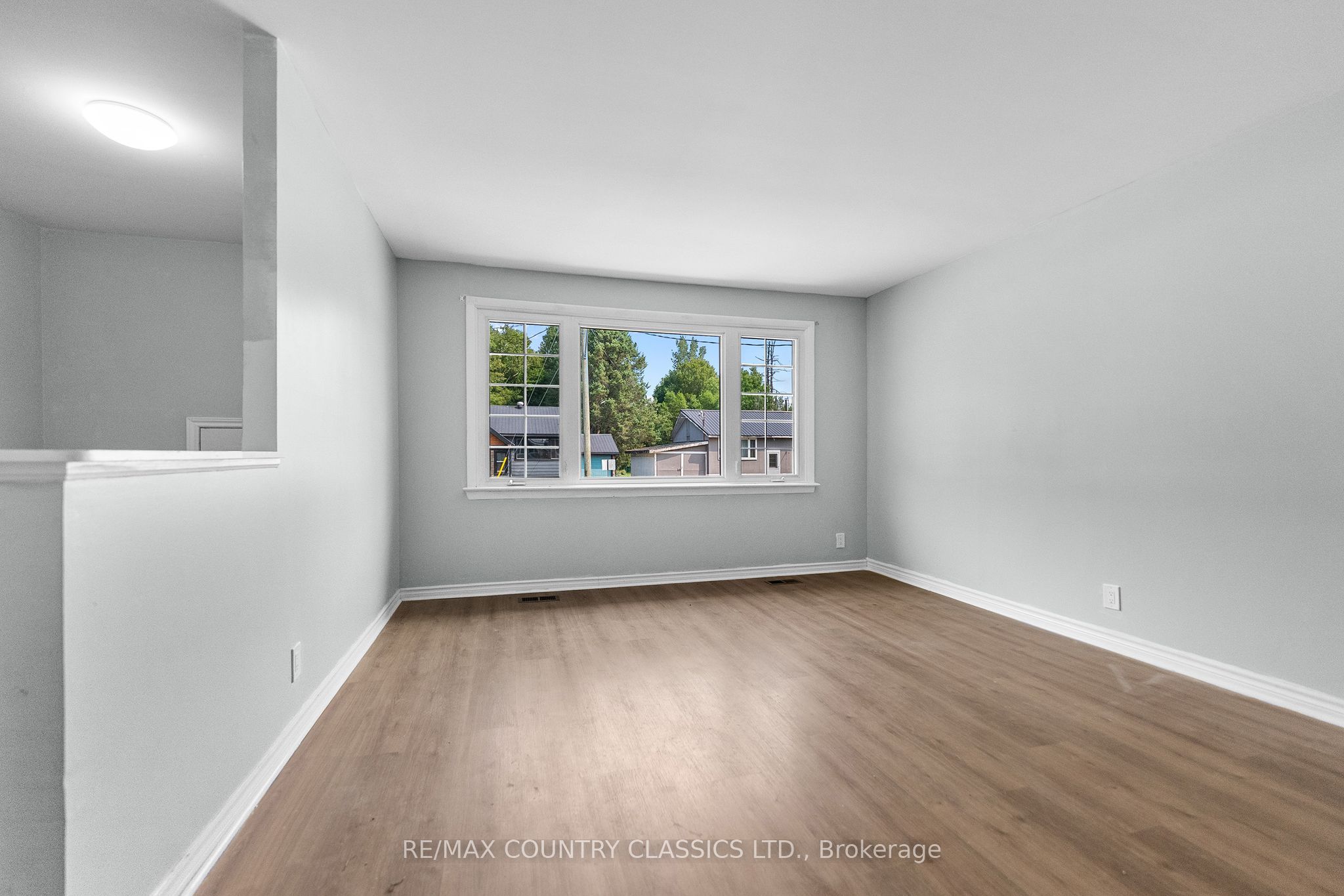 1043 Estates Road Property Photo 7