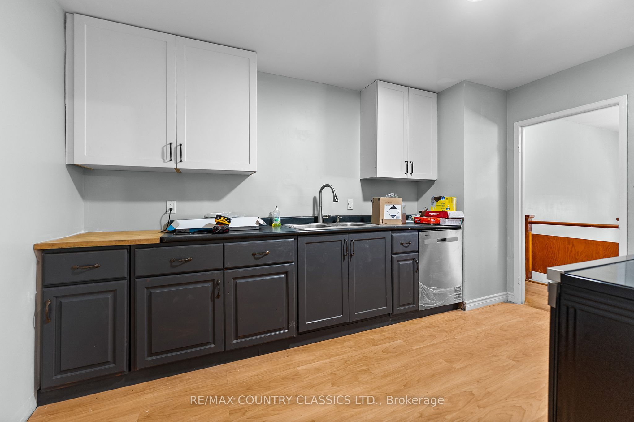 1043 Estates Road Property Photo 9