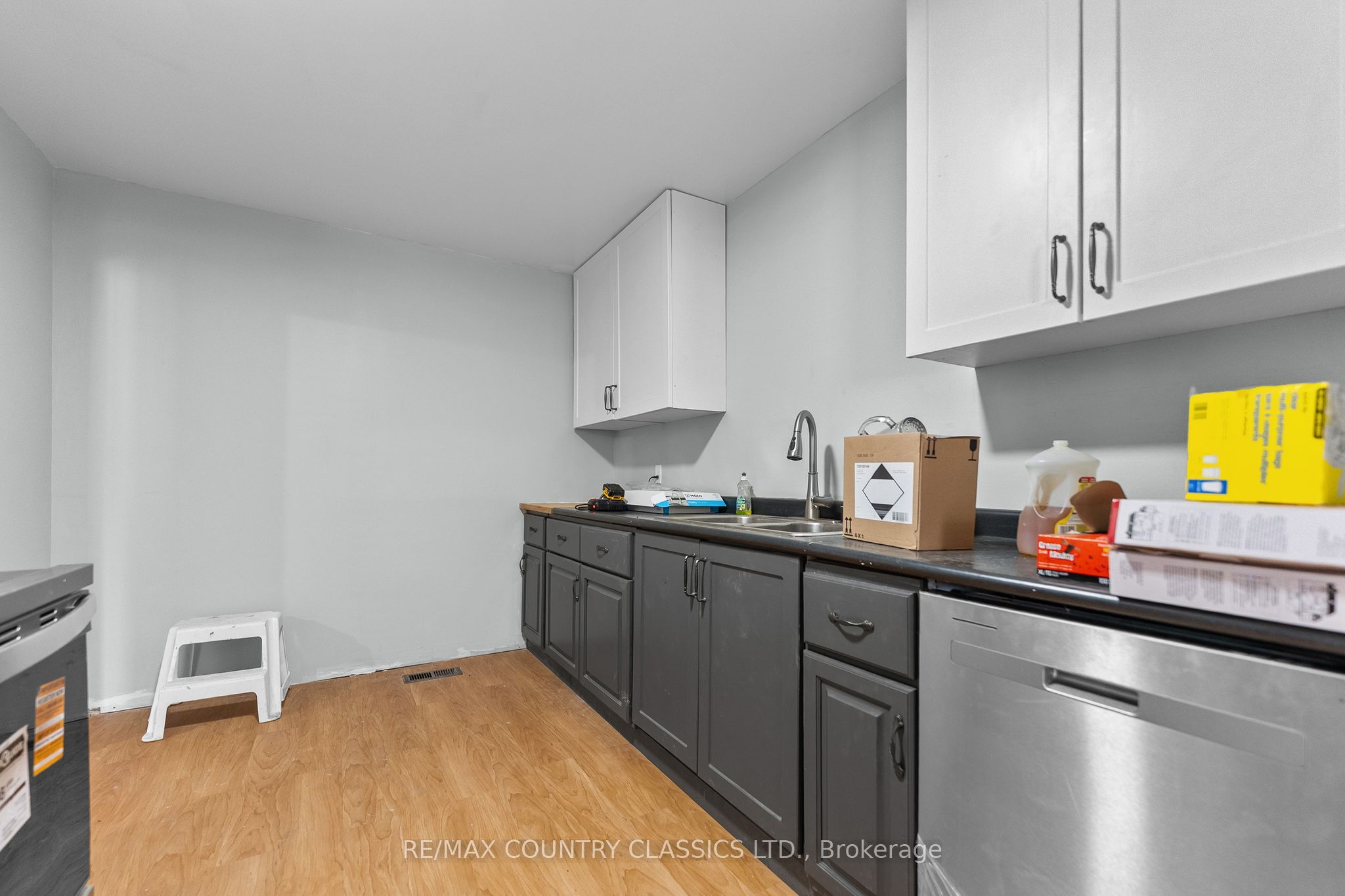 1043 Estates Road Property Photo 11