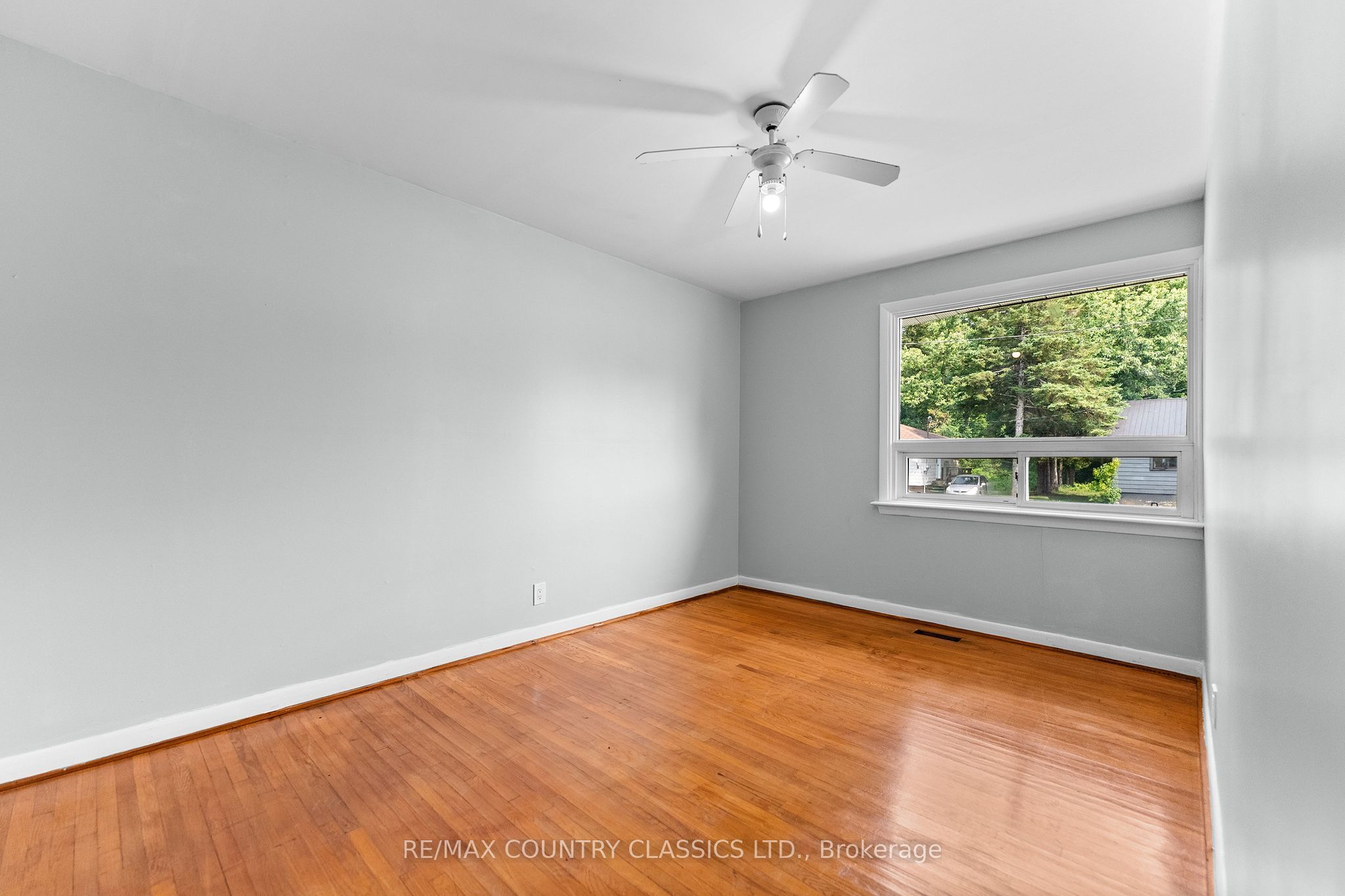 1043 Estates Road Property Photo 17