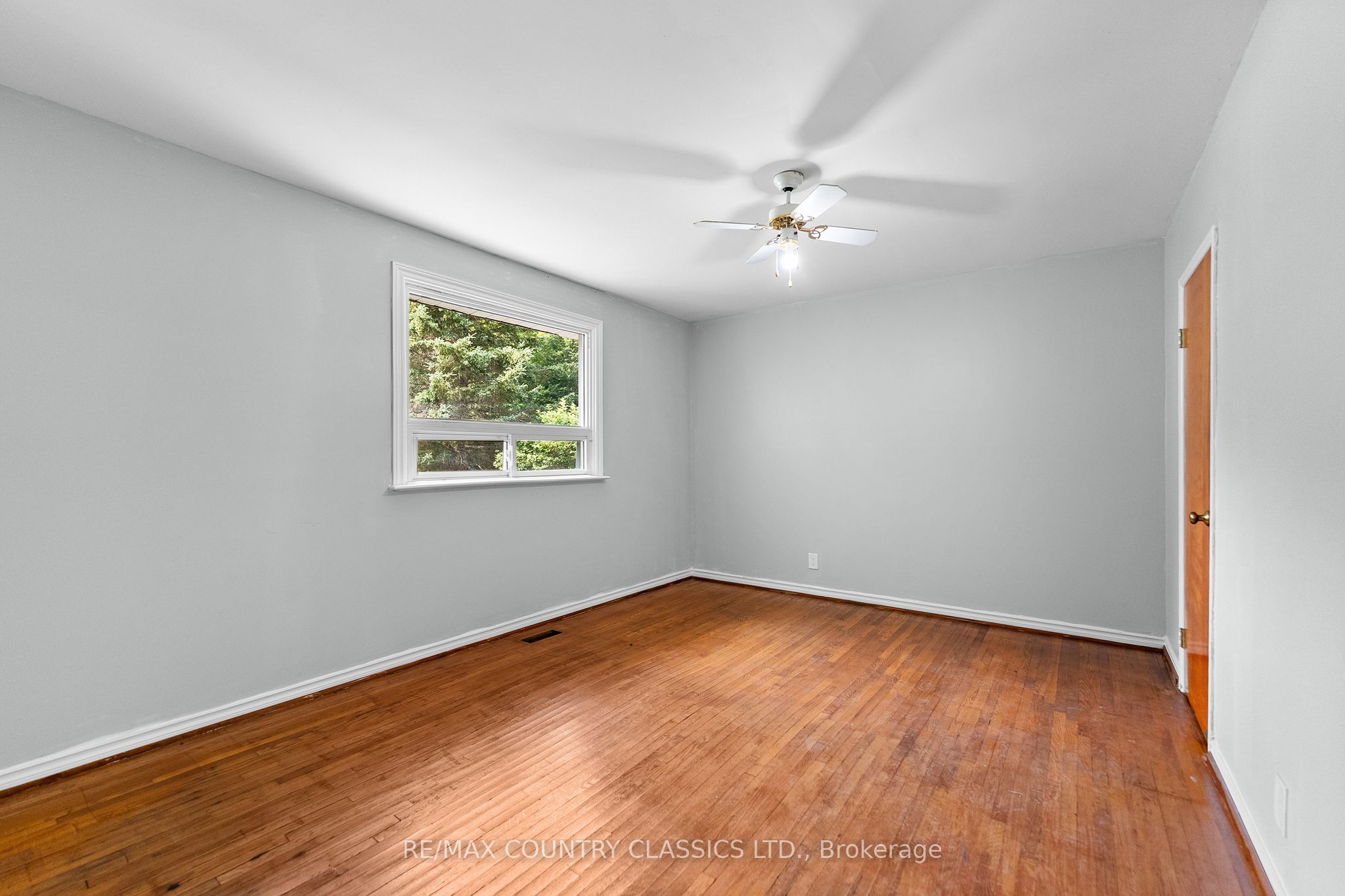 1043 Estates Road Property Photo 20