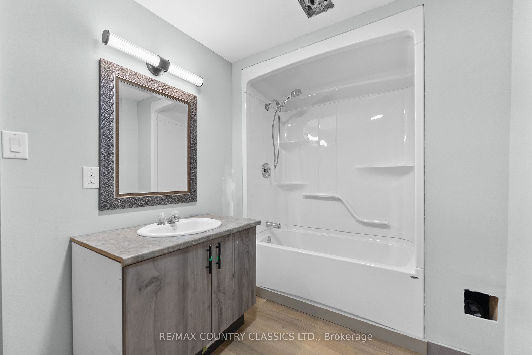 1043 Estates Road Property Photo 22