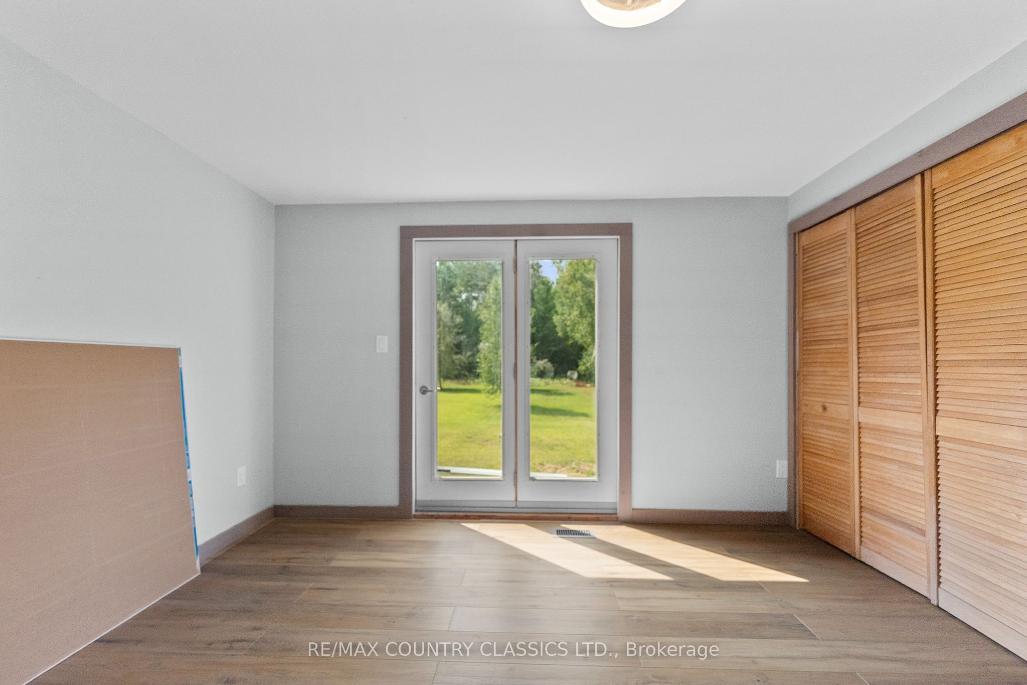 1043 Estates Road Property Photo 24