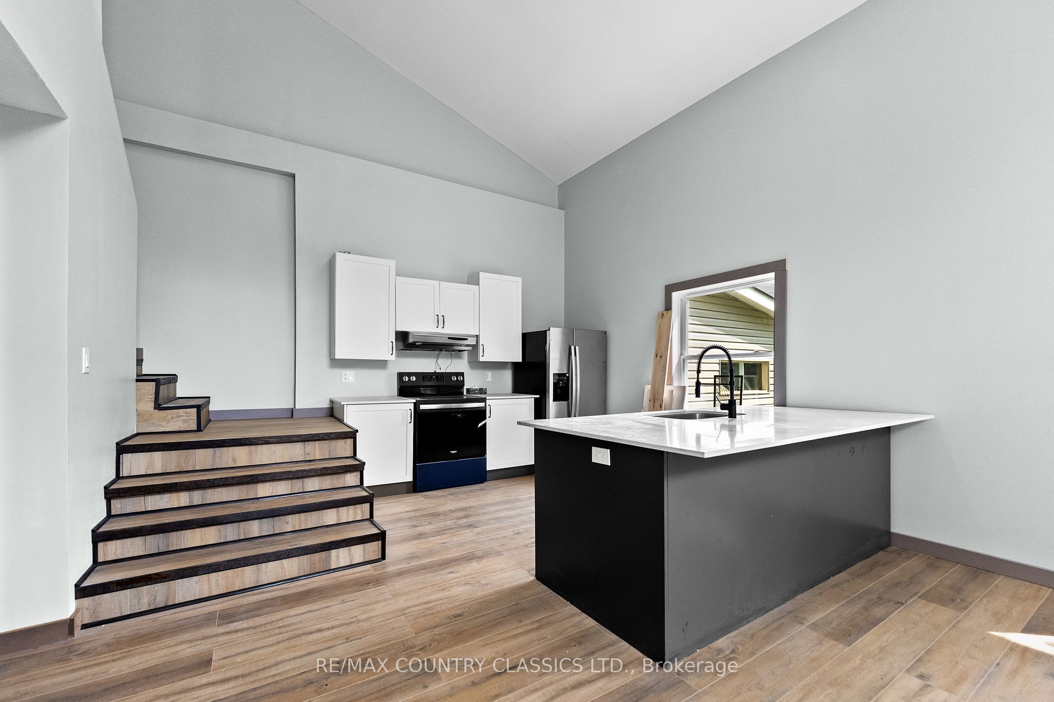 1043 Estates Road Property Photo 27