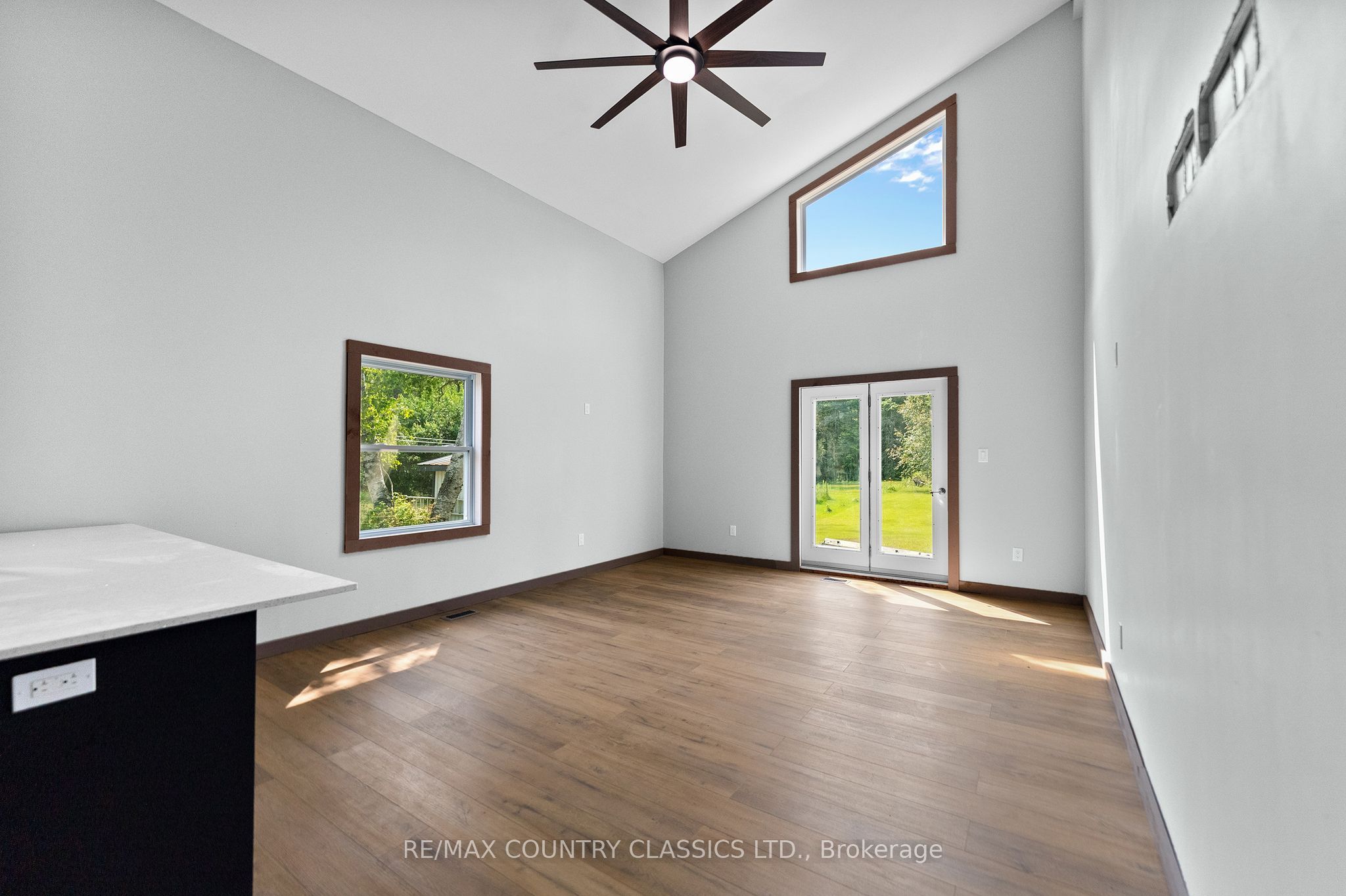 1043 Estates Road Property Photo 31