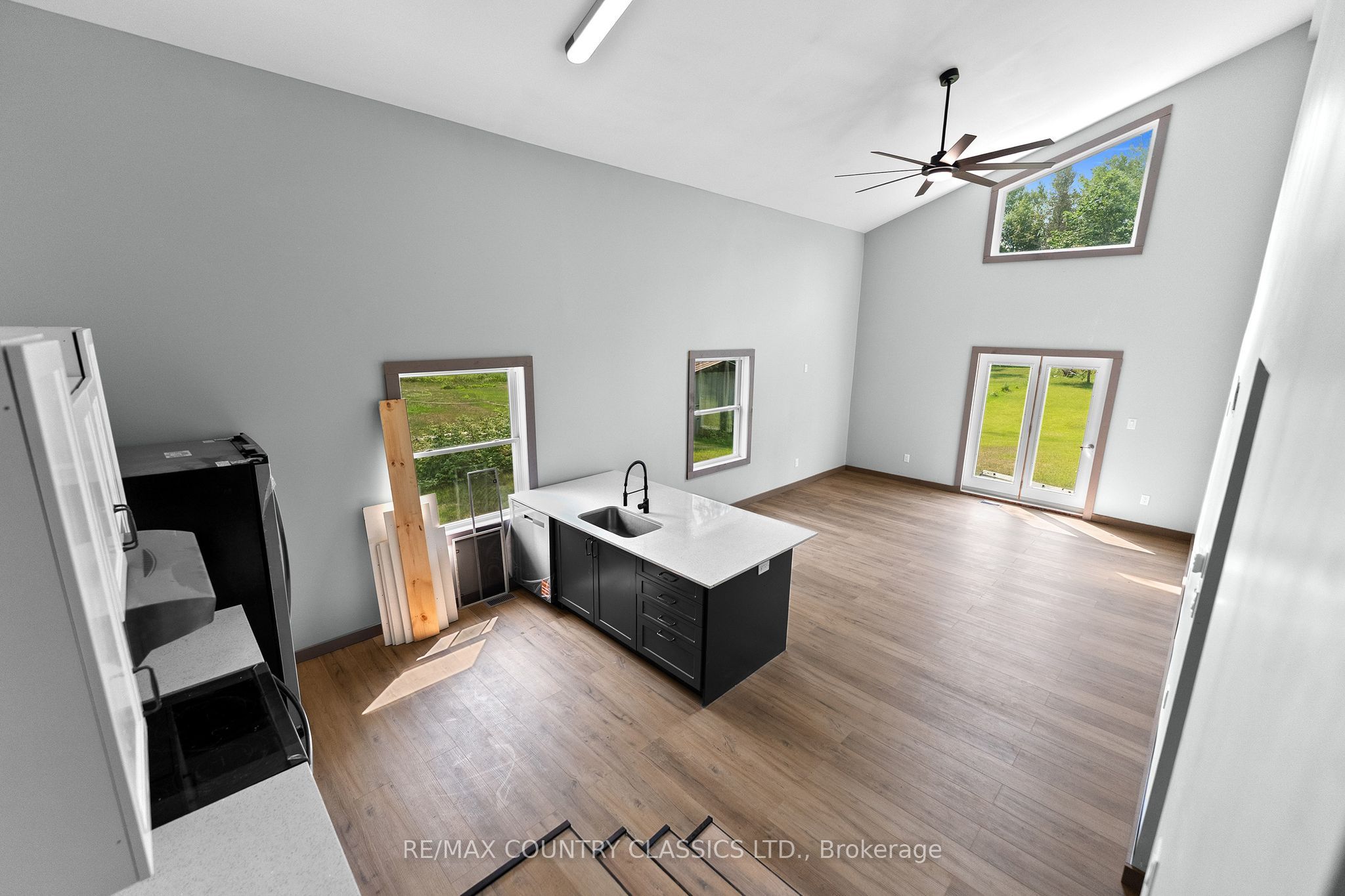 1043 Estates Road Property Photo 33