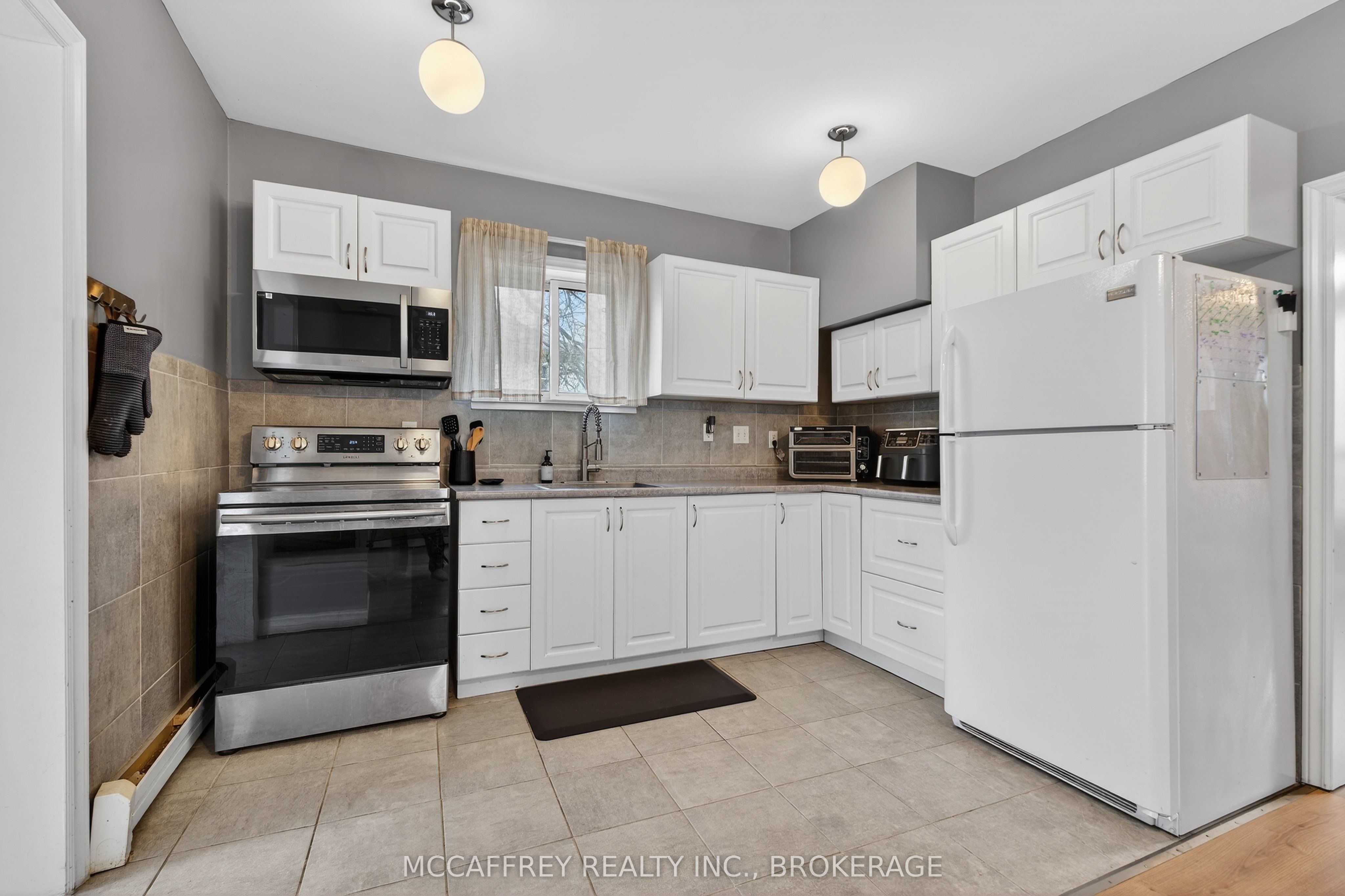427 Thomas Street Property Photo 8