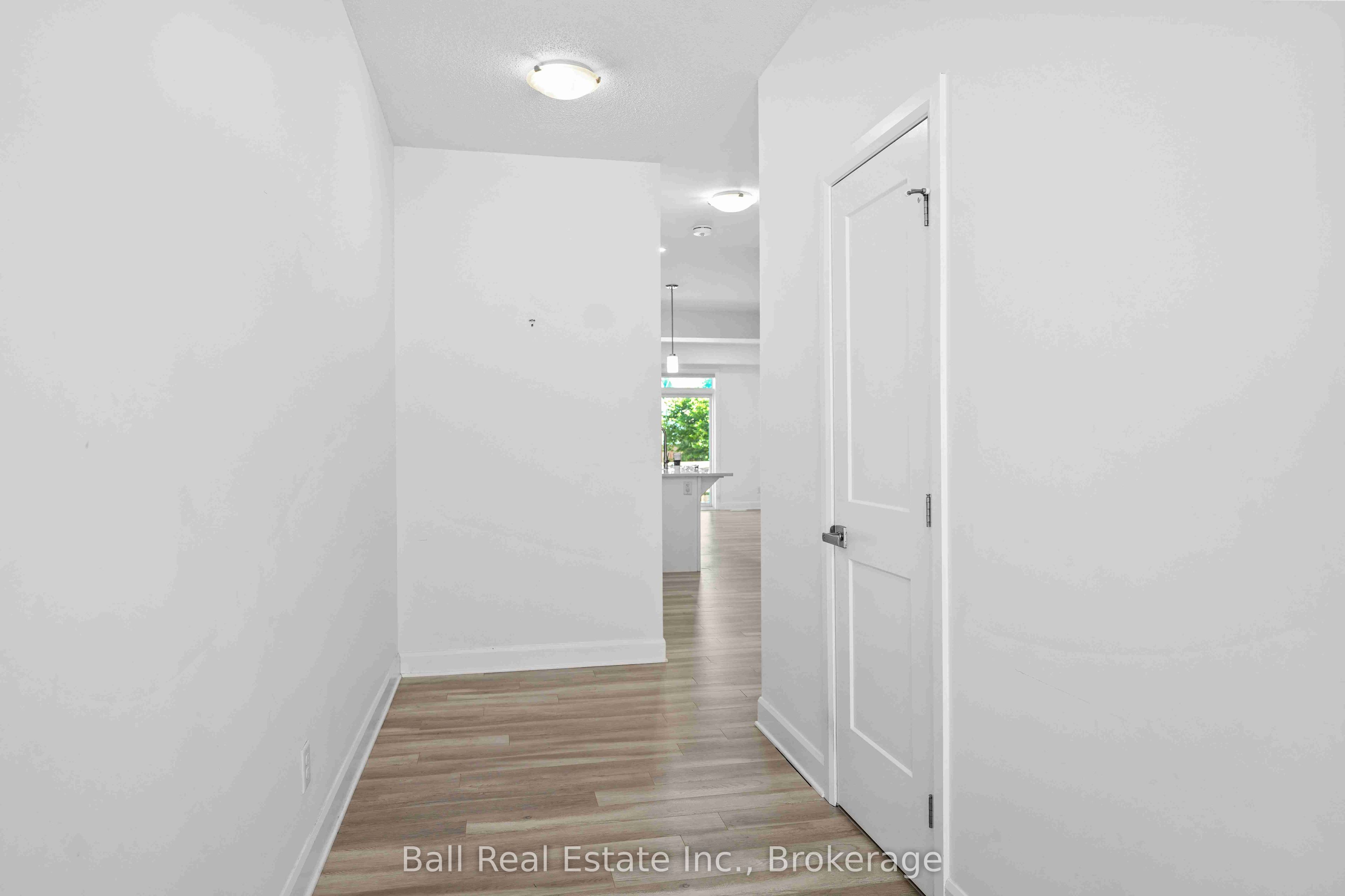 1534 Davenport Crescent Property Photo 6