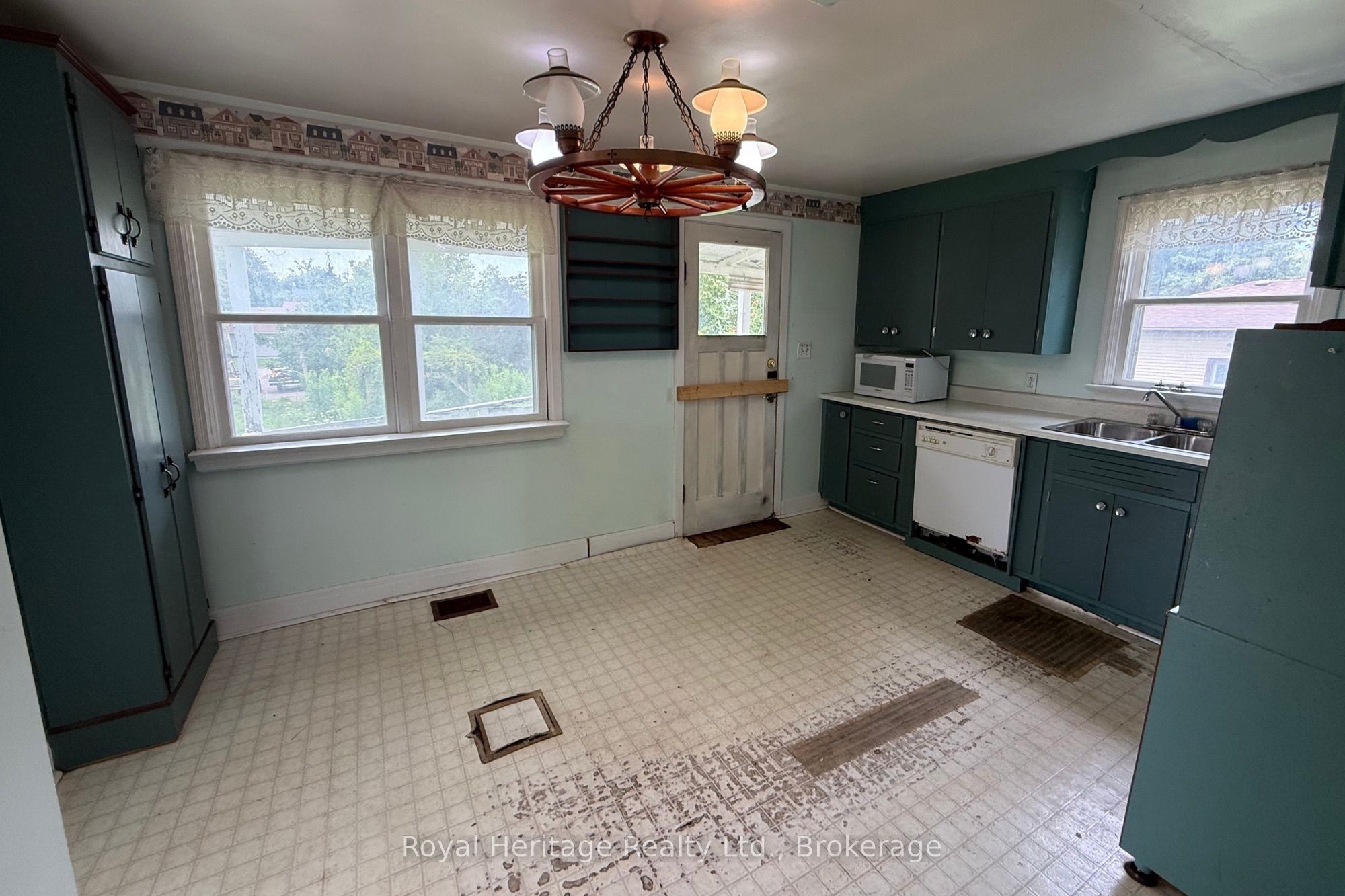 12 Dufferin Street Property Photo 13
