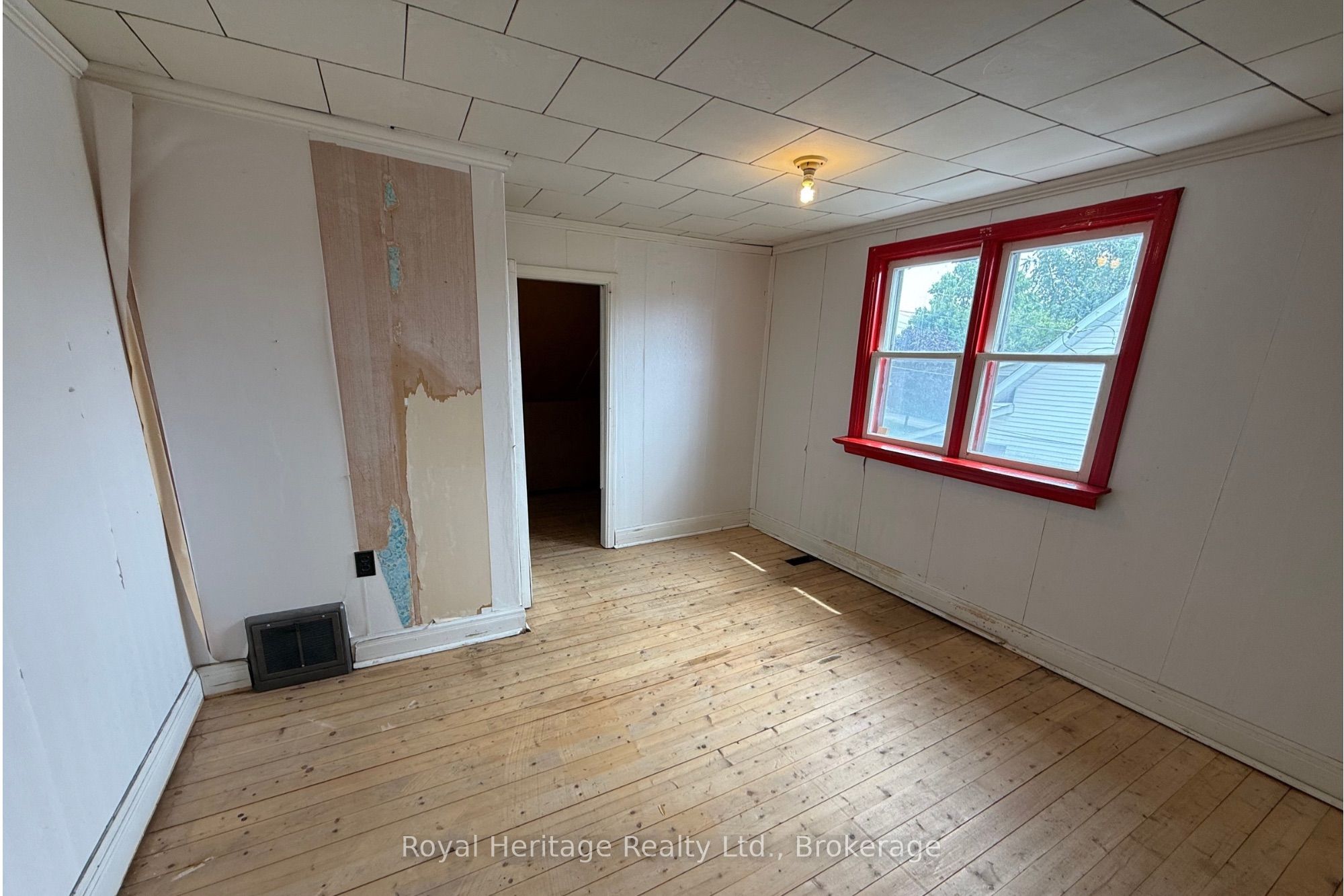12 Dufferin Street Property Photo 20