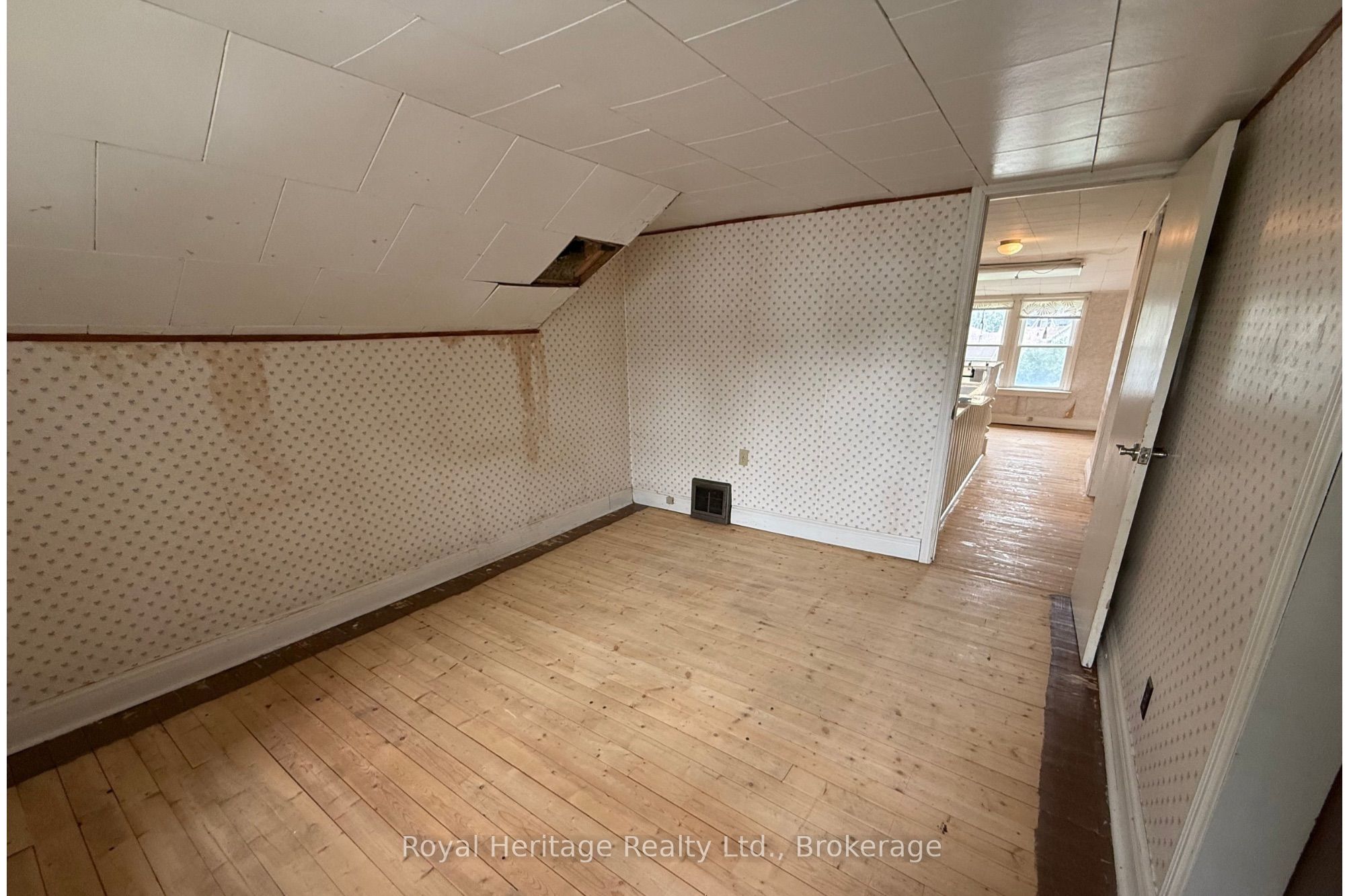 12 Dufferin Street Property Photo 24
