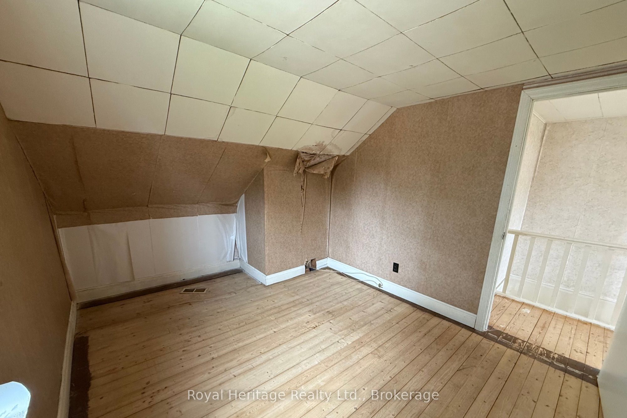 12 Dufferin Street Property Photo 27