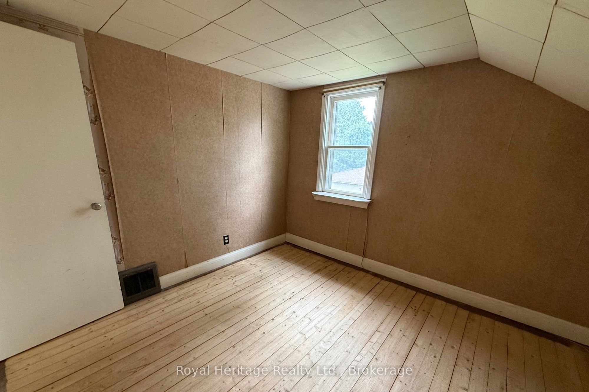 12 Dufferin Street Property Photo 28