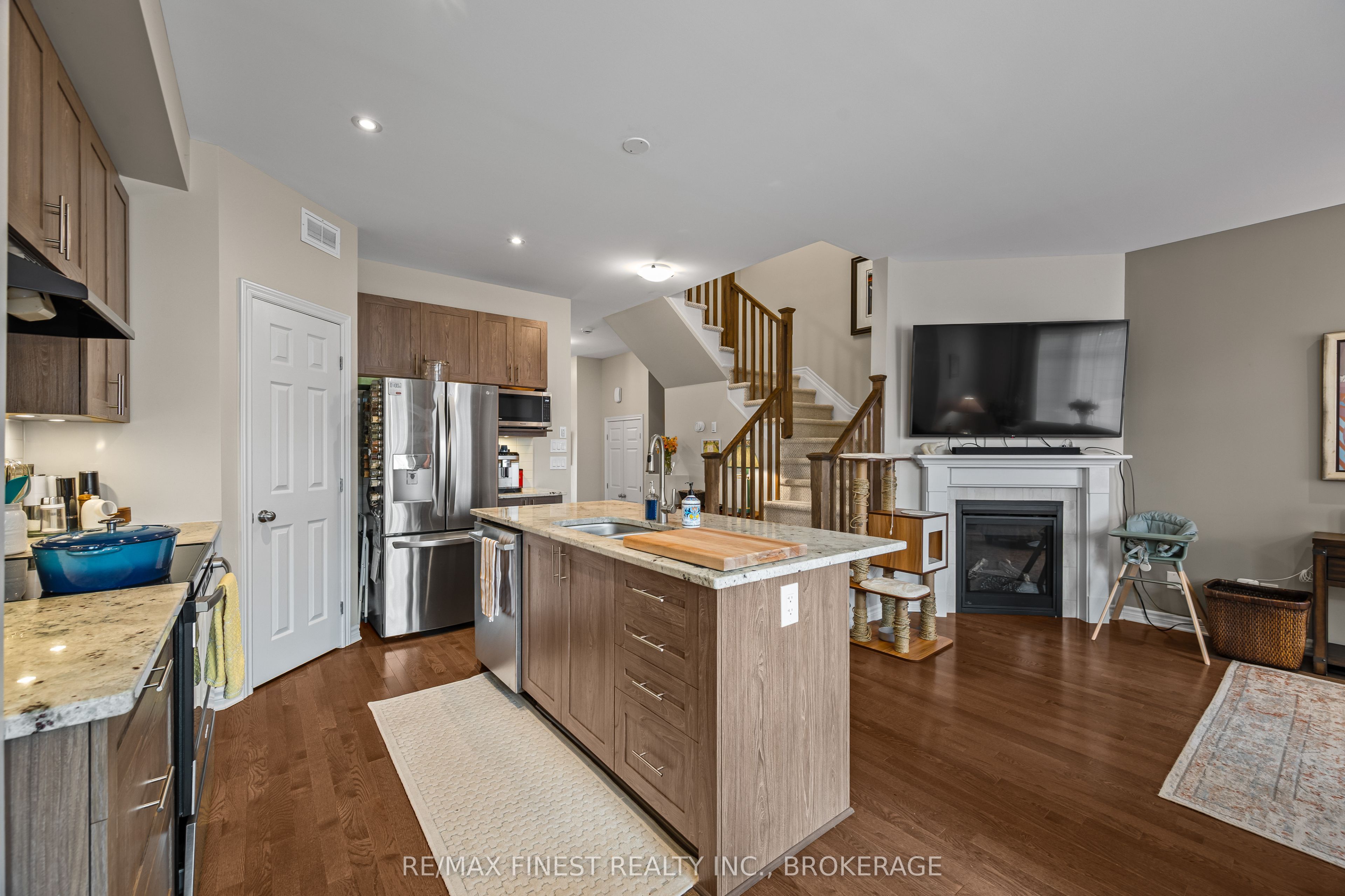 875 Riverview Way Property Photo 8