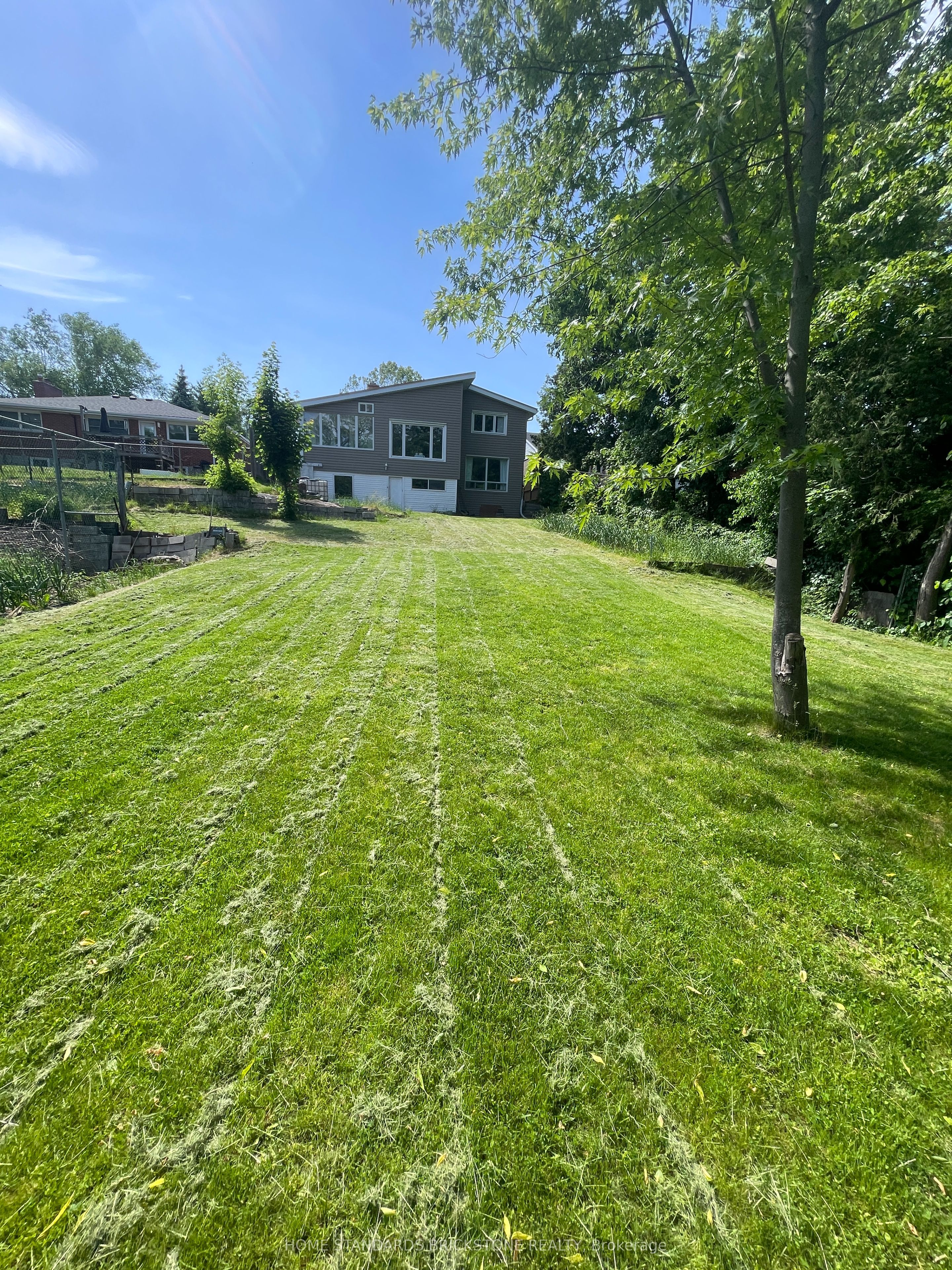 72 Mountain Avenue N Property Photo 3