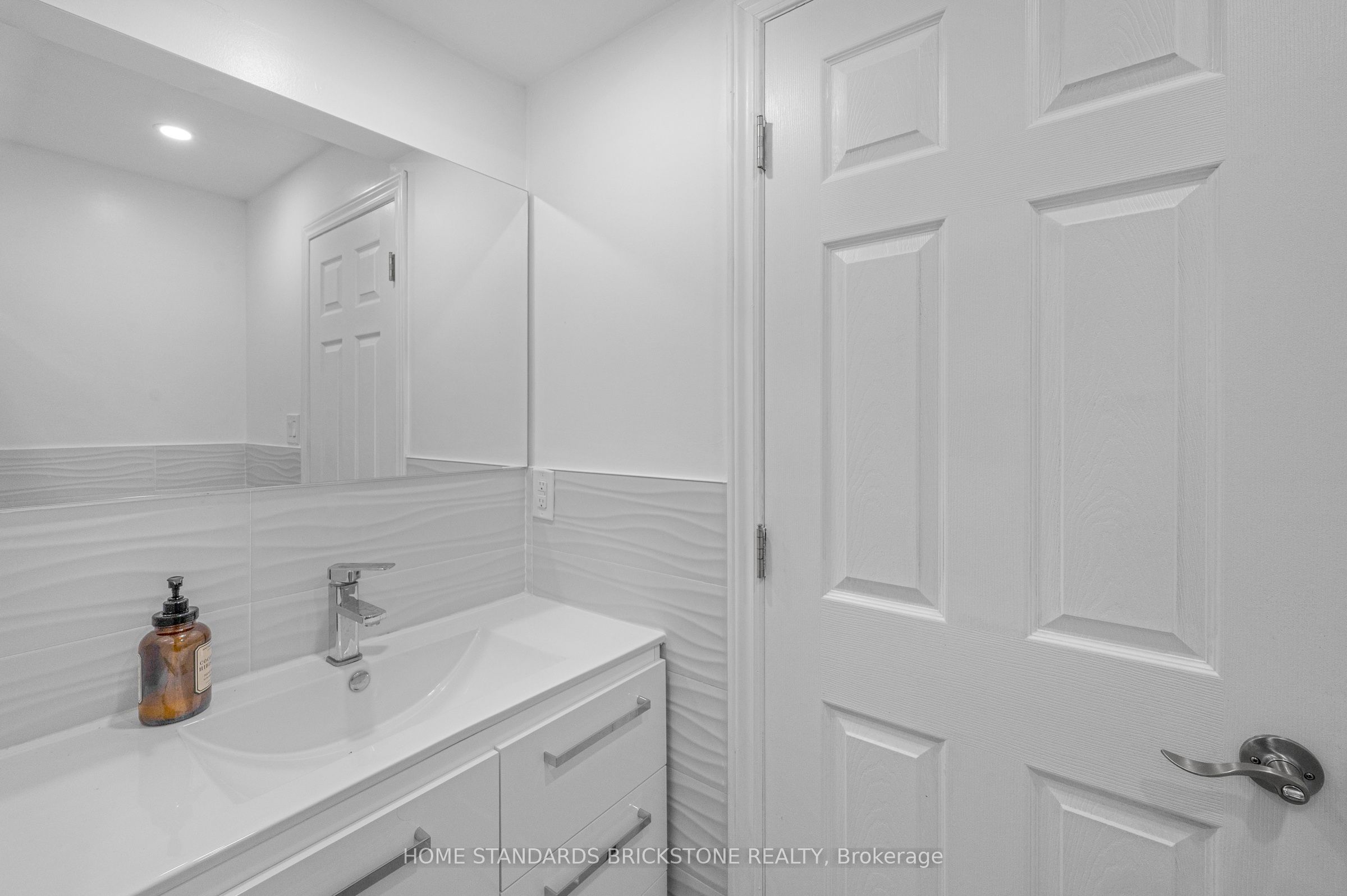 72 Mountain Avenue N Property Photo 28