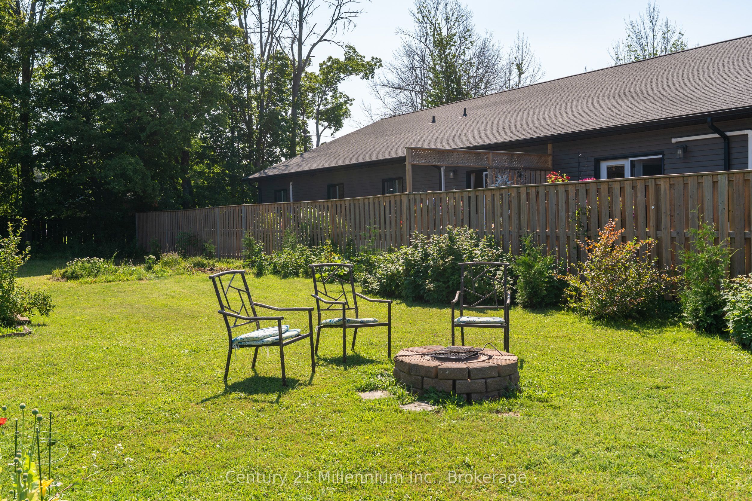 661 Watson Street Property Photo 8