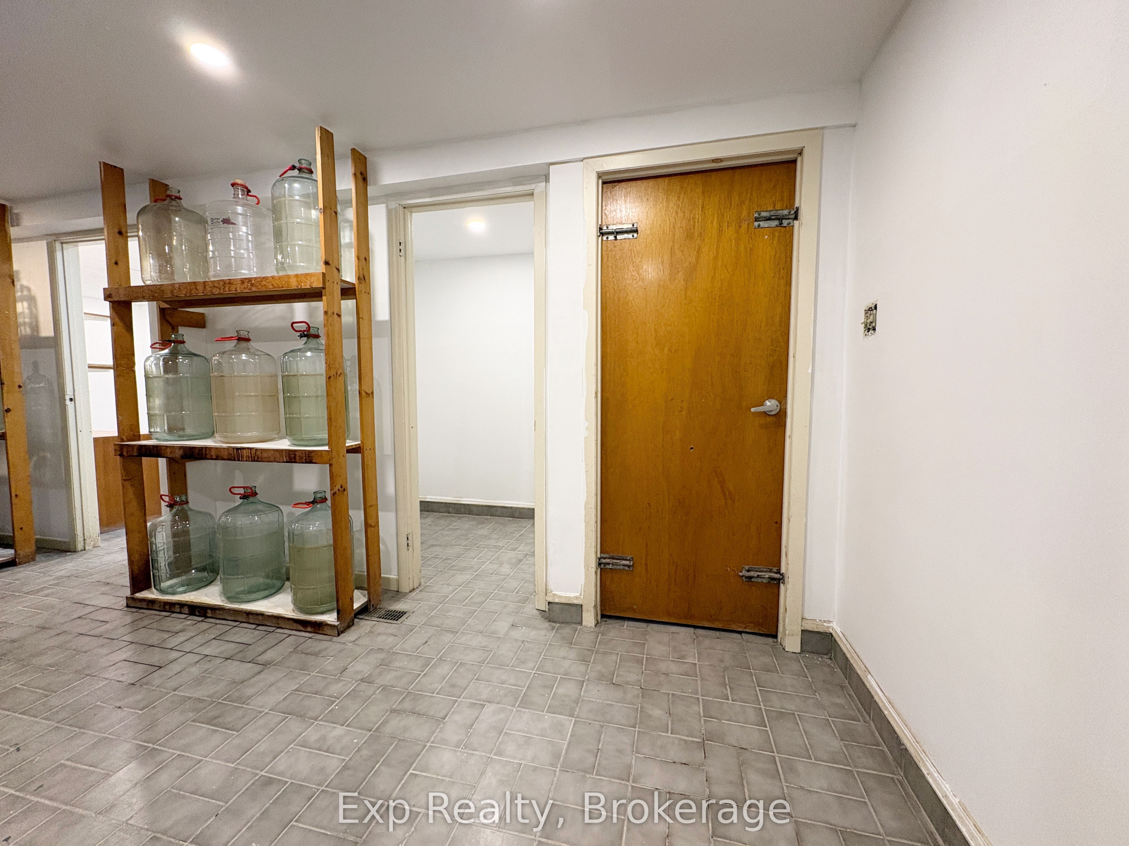 41 Dundas Street E Property Photo 7