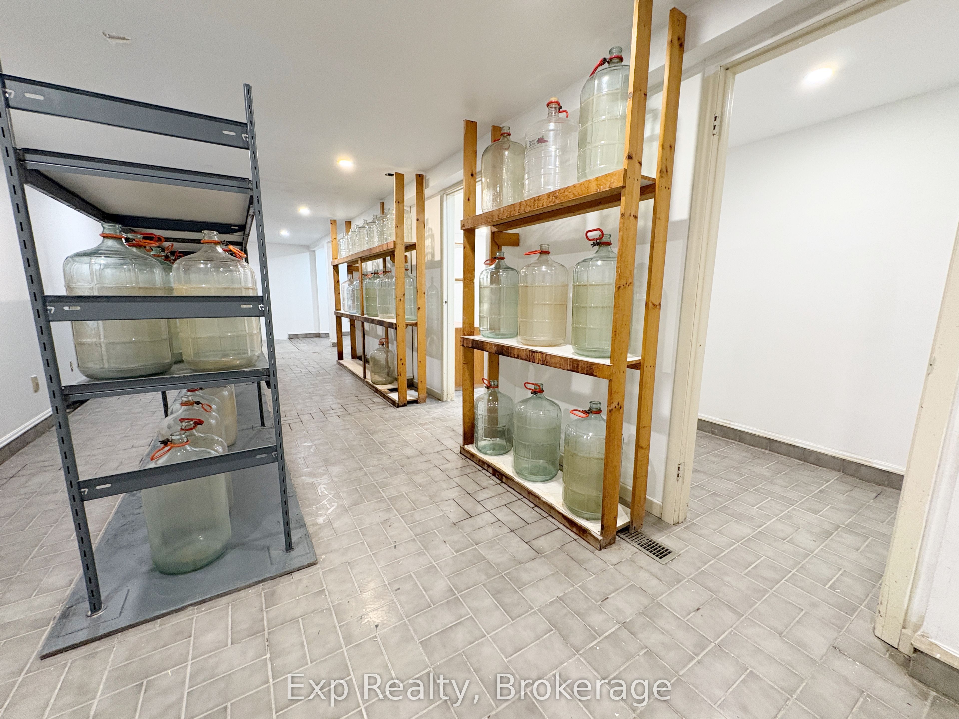 41 Dundas Street E Property Photo 8