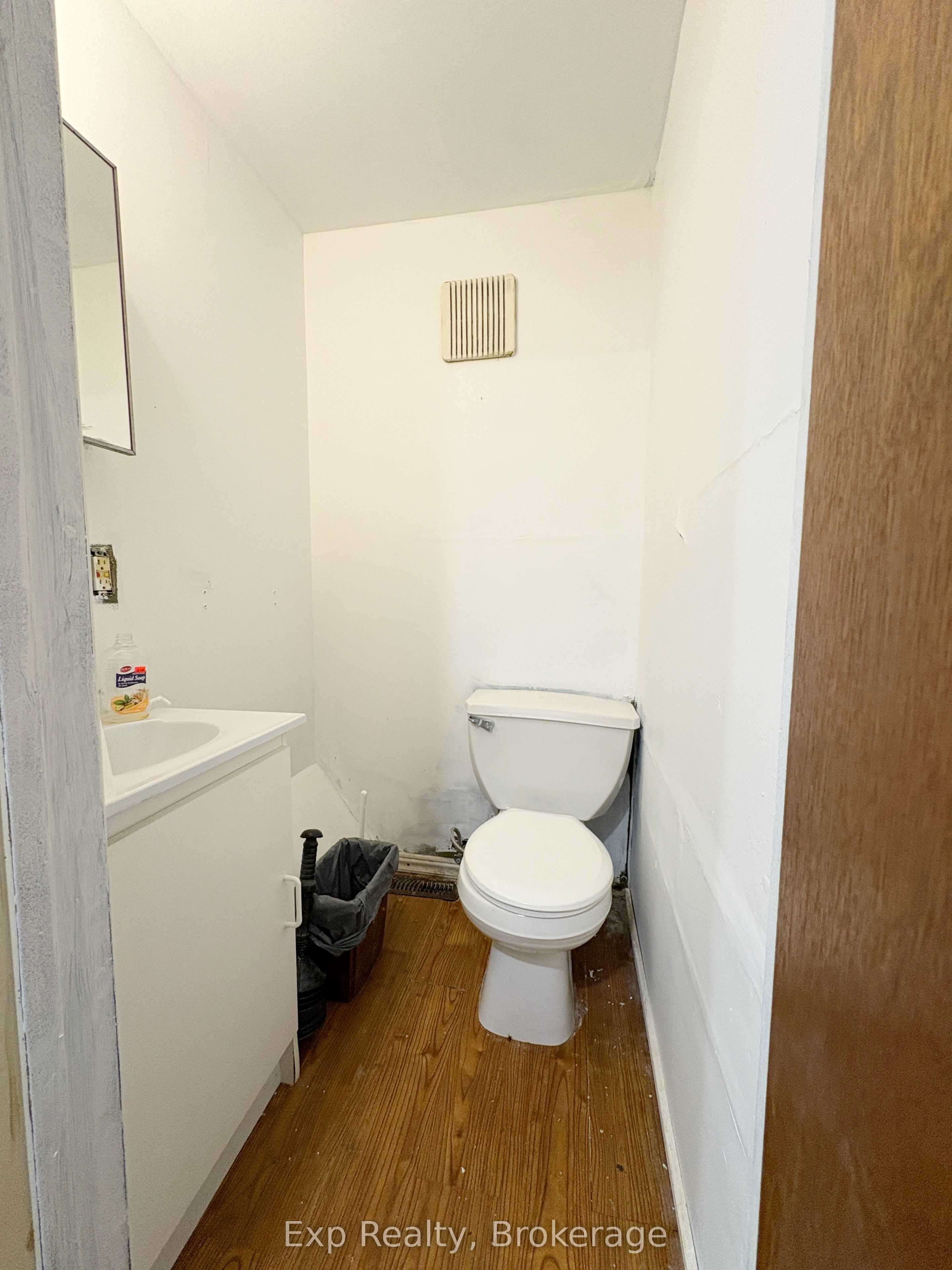 41 Dundas Street E Property Photo 11