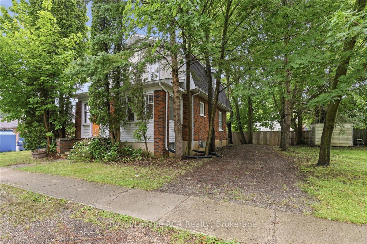 144 Davidson Avenue S Property Photo 2