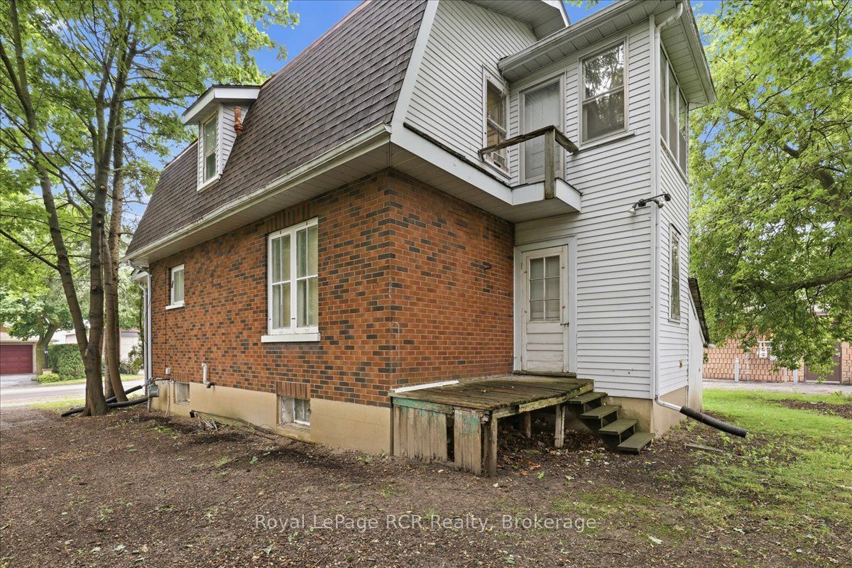 144 Davidson Avenue S Property Photo 4