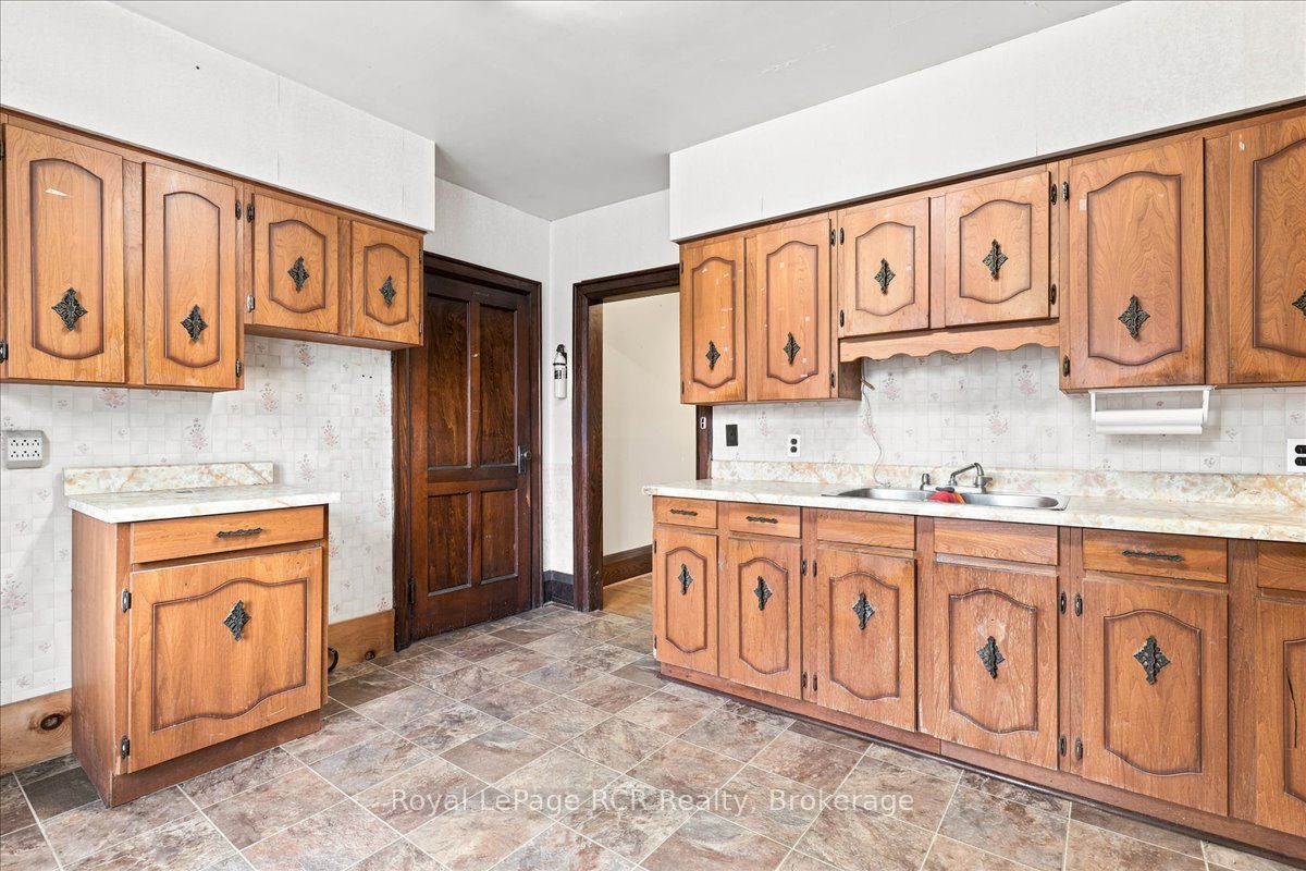 144 Davidson Avenue S Property Photo 16