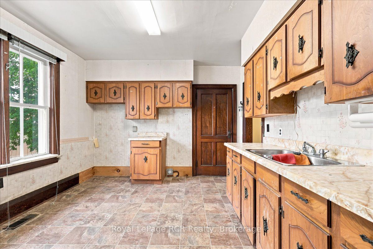 144 Davidson Avenue S Property Photo 17