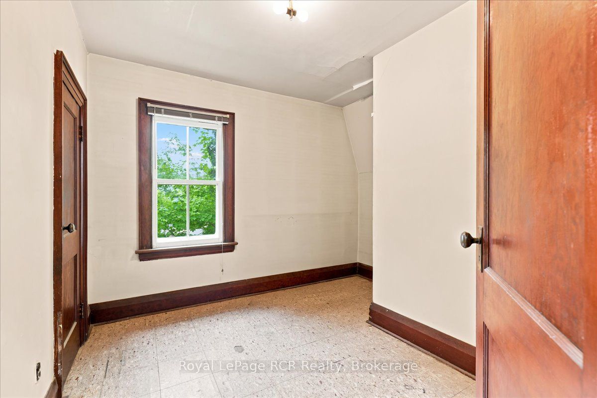 144 Davidson Avenue S Property Photo 24