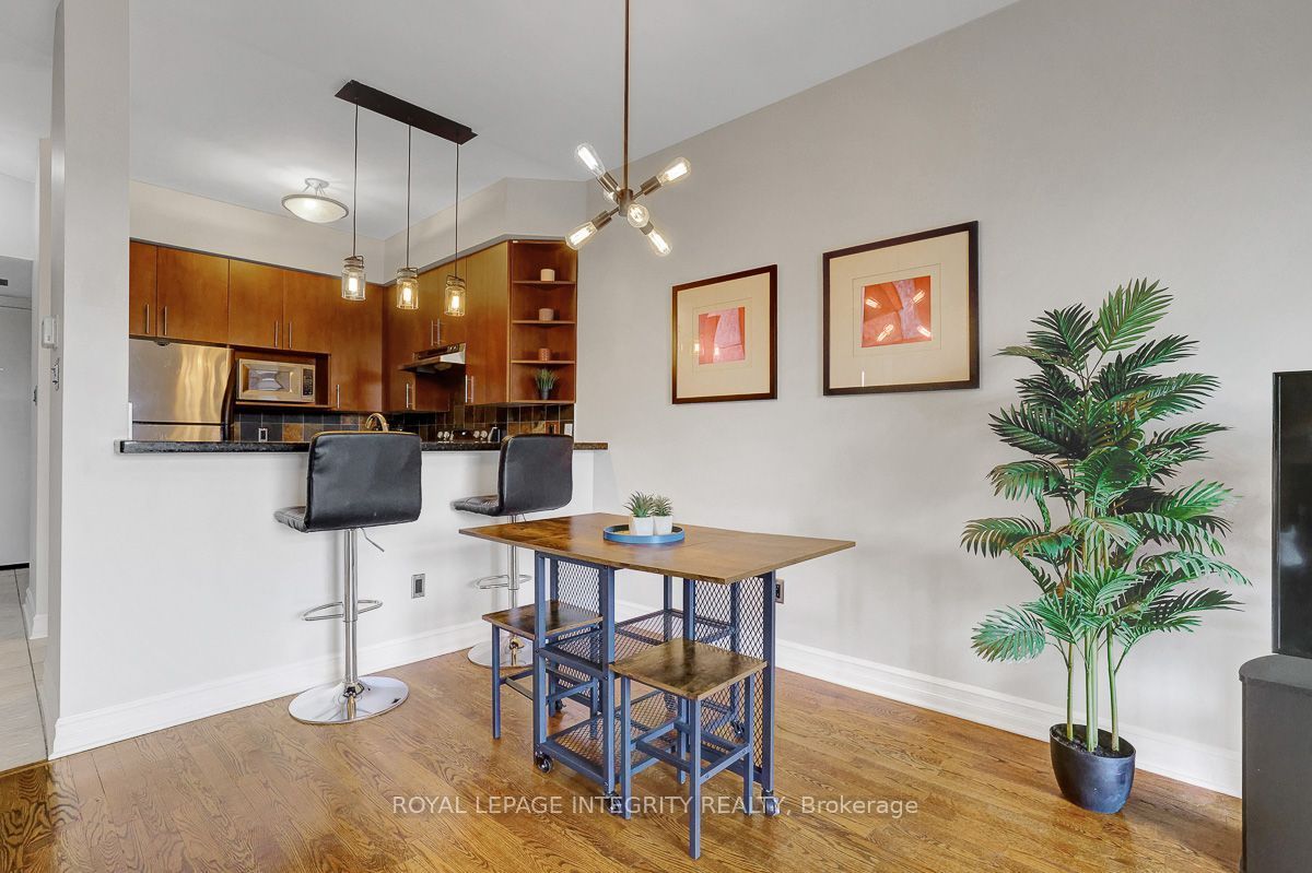 711 Churchill Avenue N 402 Property Photo 6