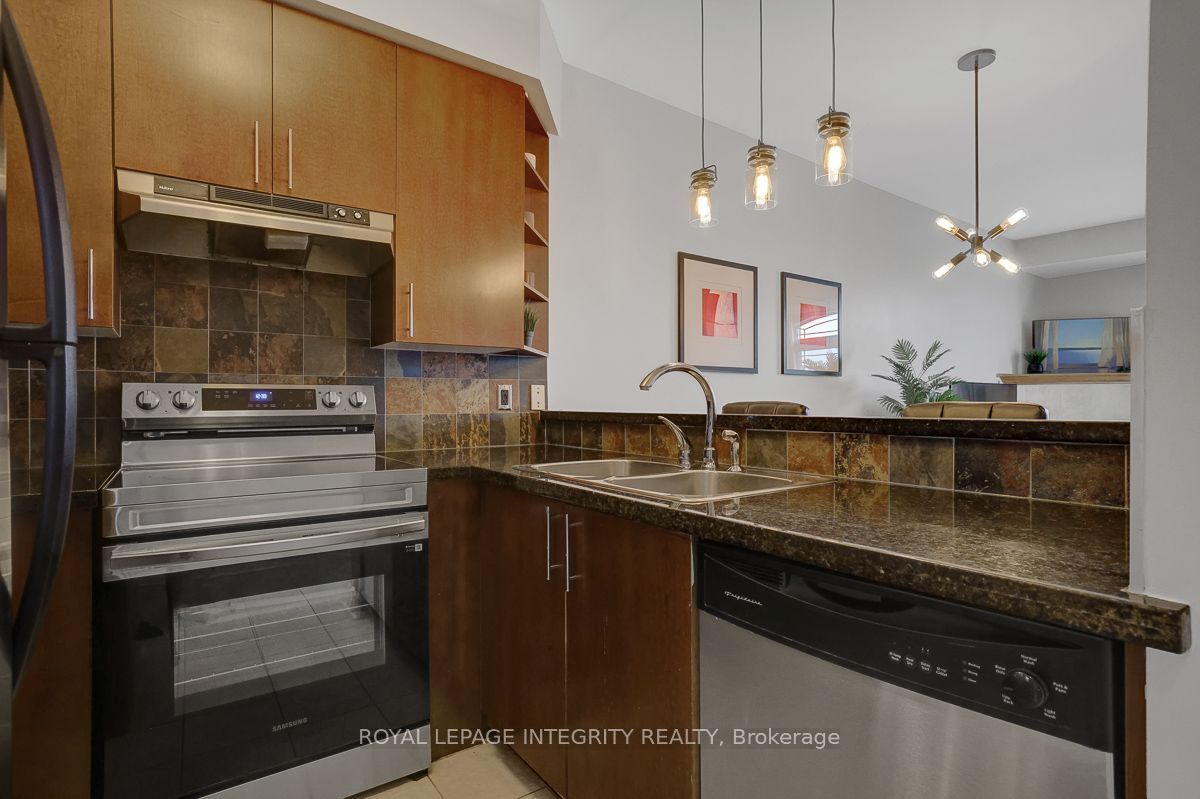 711 Churchill Avenue N 402 Property Photo 14