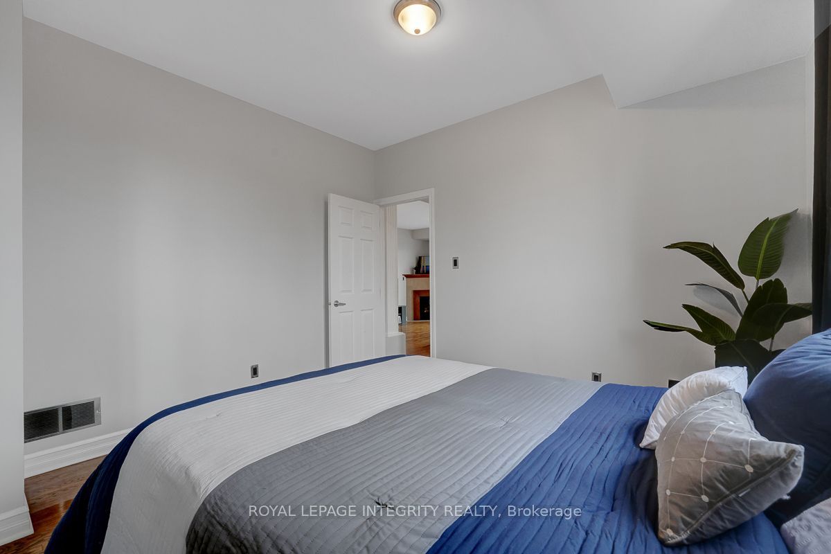 711 Churchill Avenue N 402 Property Photo 18