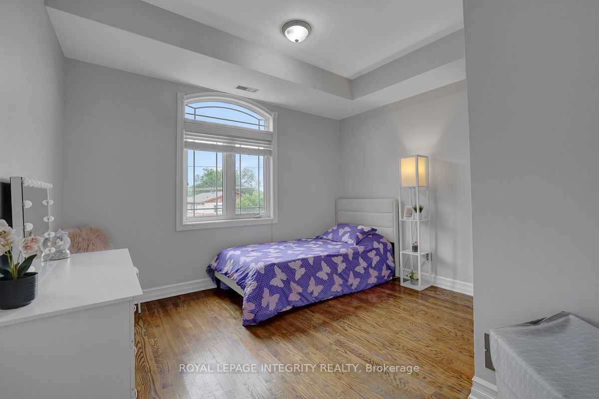 711 Churchill Avenue N 402 Property Photo 19