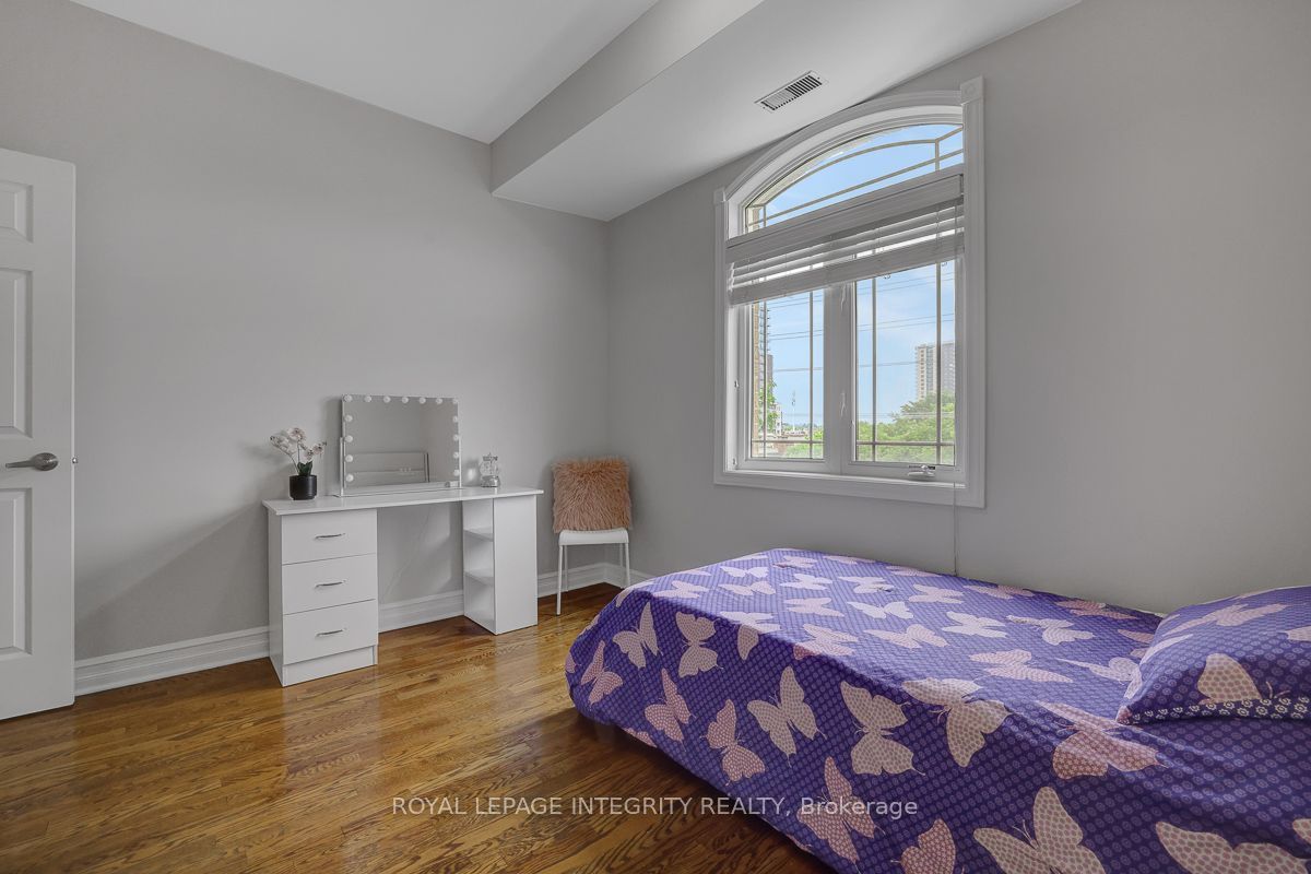 711 Churchill Avenue N 402 Property Photo 21