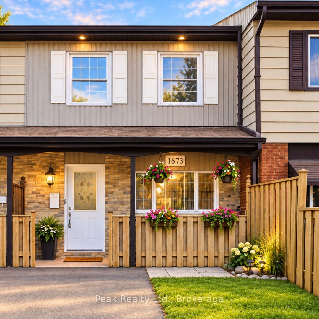 1673 Applewood Crescent Property Photo 1