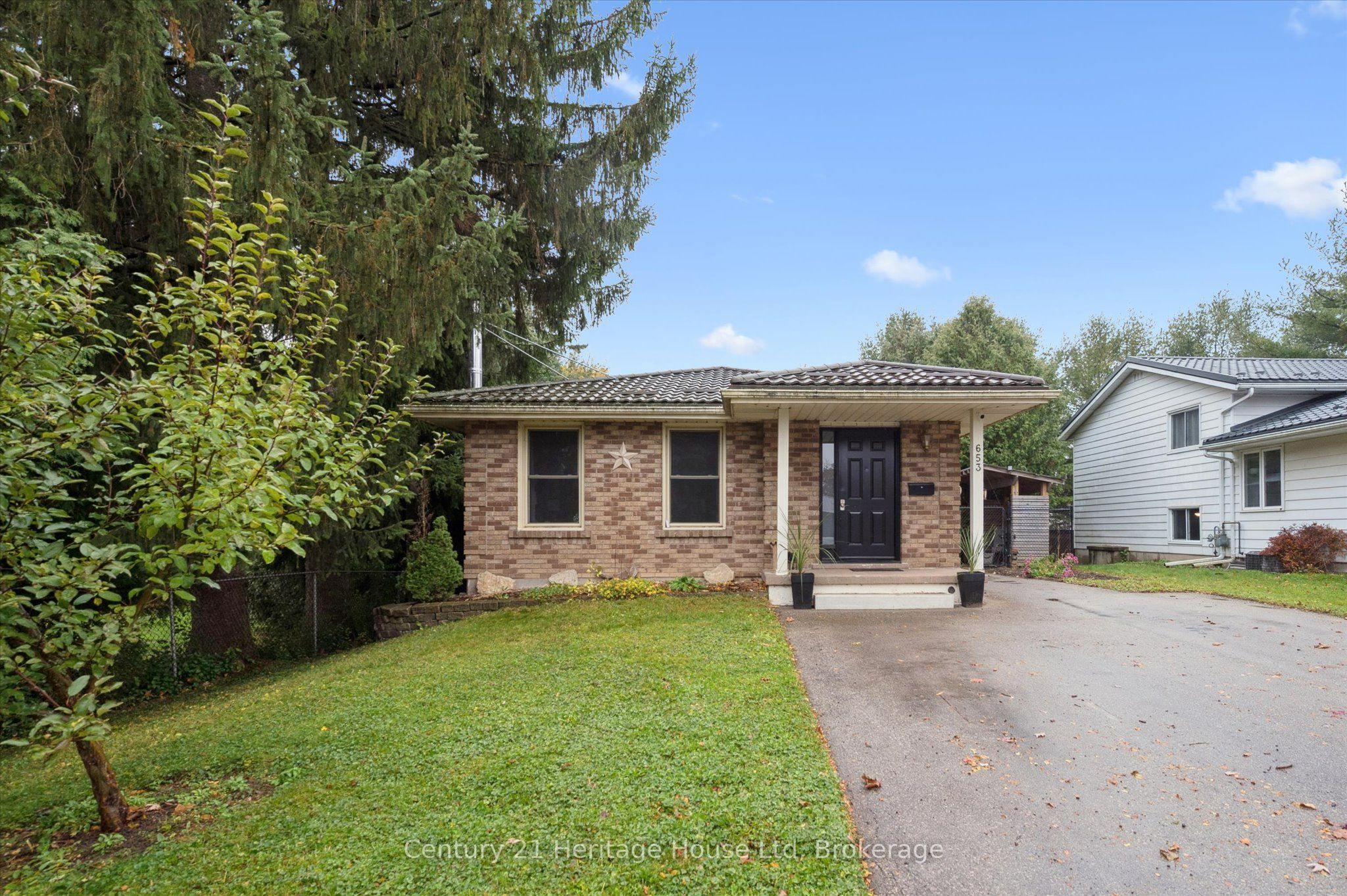 653 Perry Street Property Photo 2