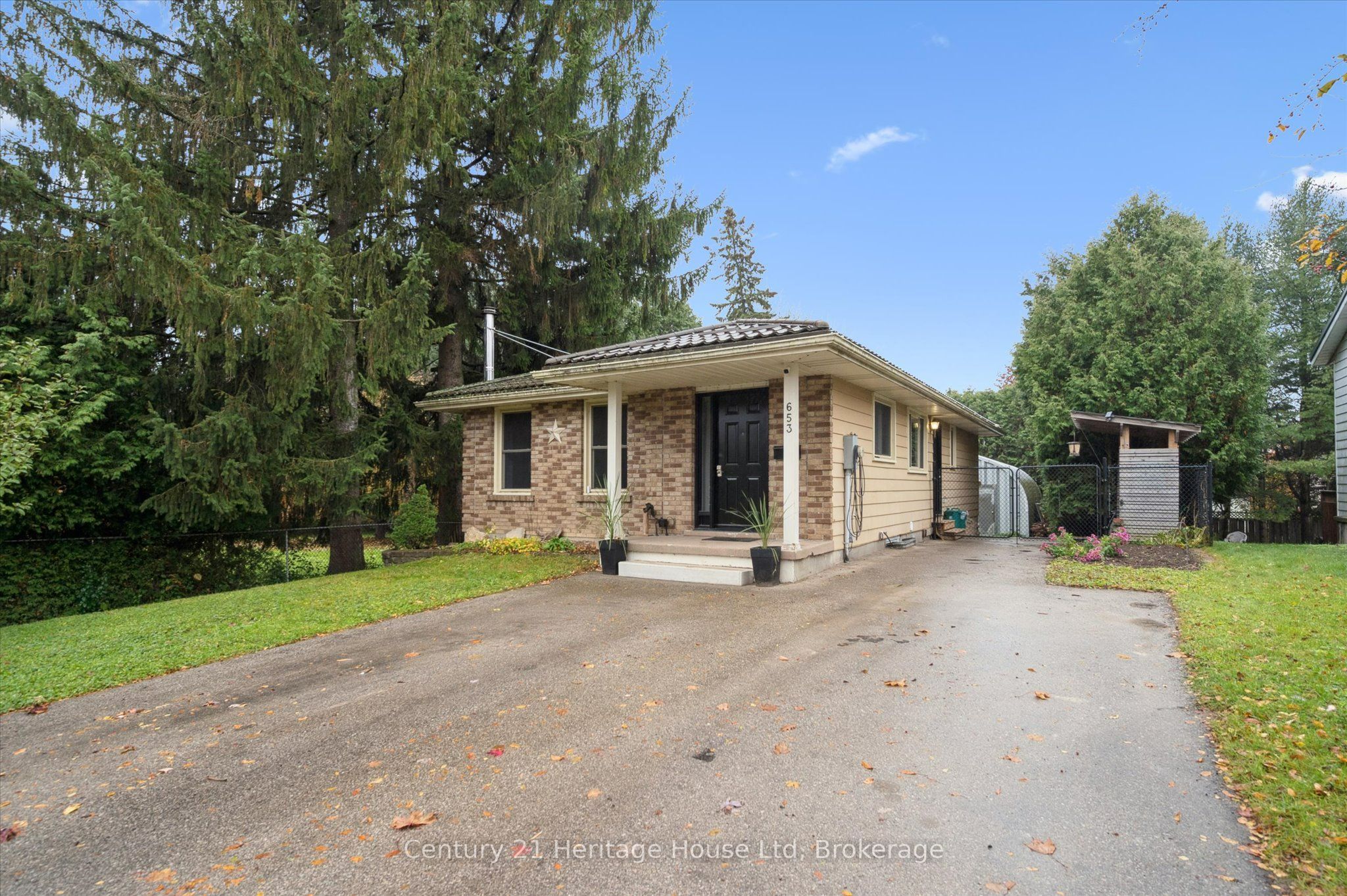 653 Perry Street Property Photo 3
