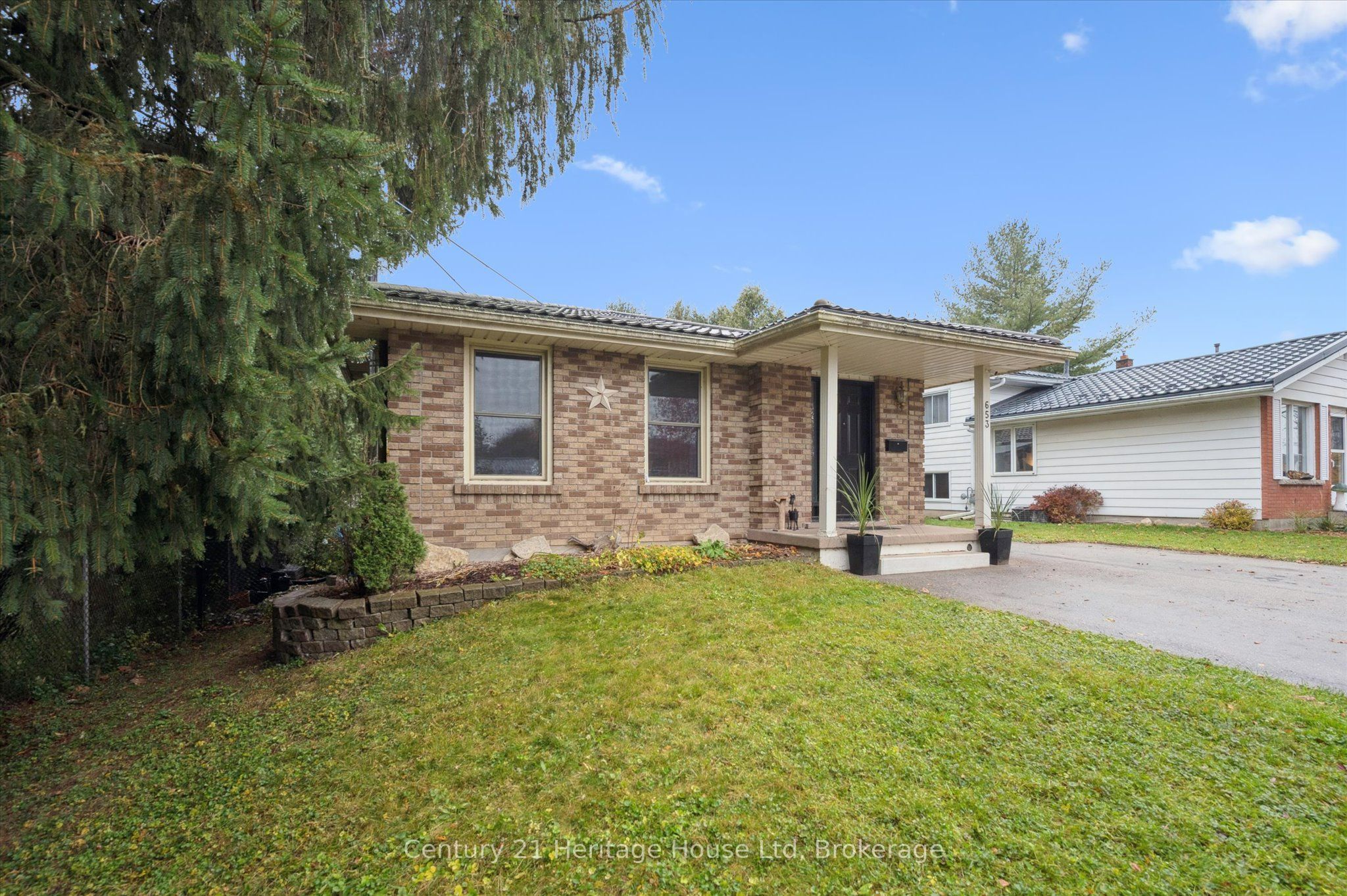 653 Perry Street Property Photo 4