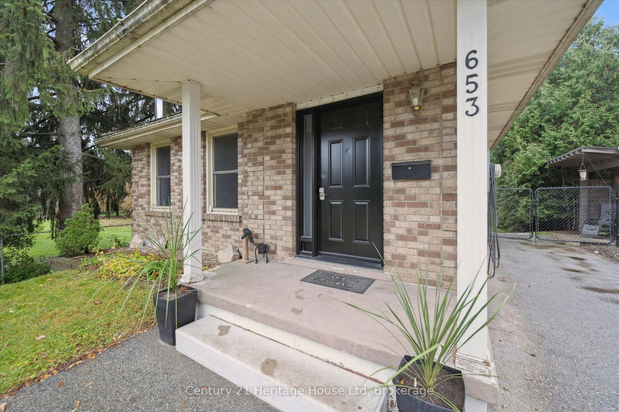 653 Perry Street Property Photo 5
