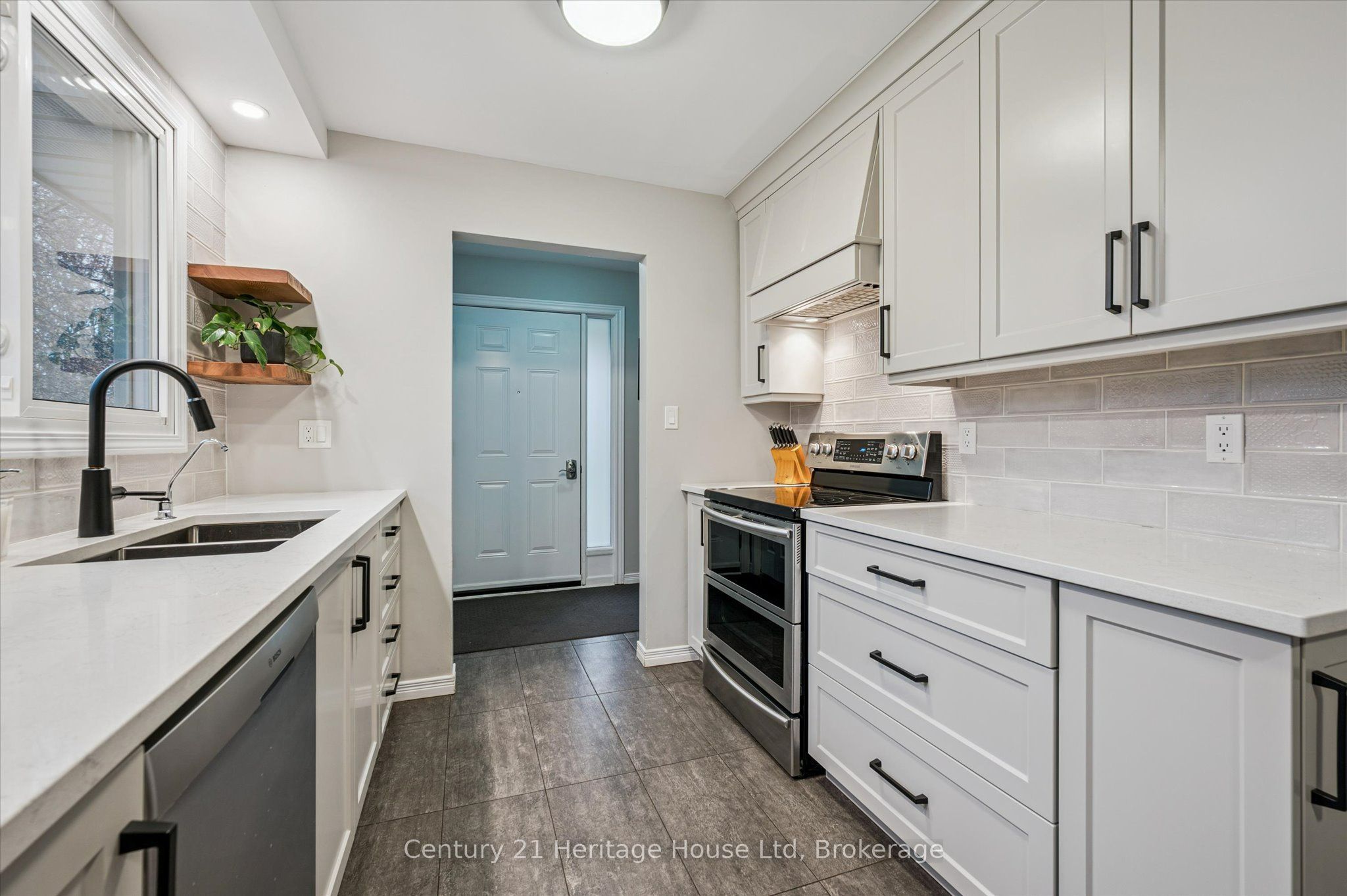 653 Perry Street Property Photo 15
