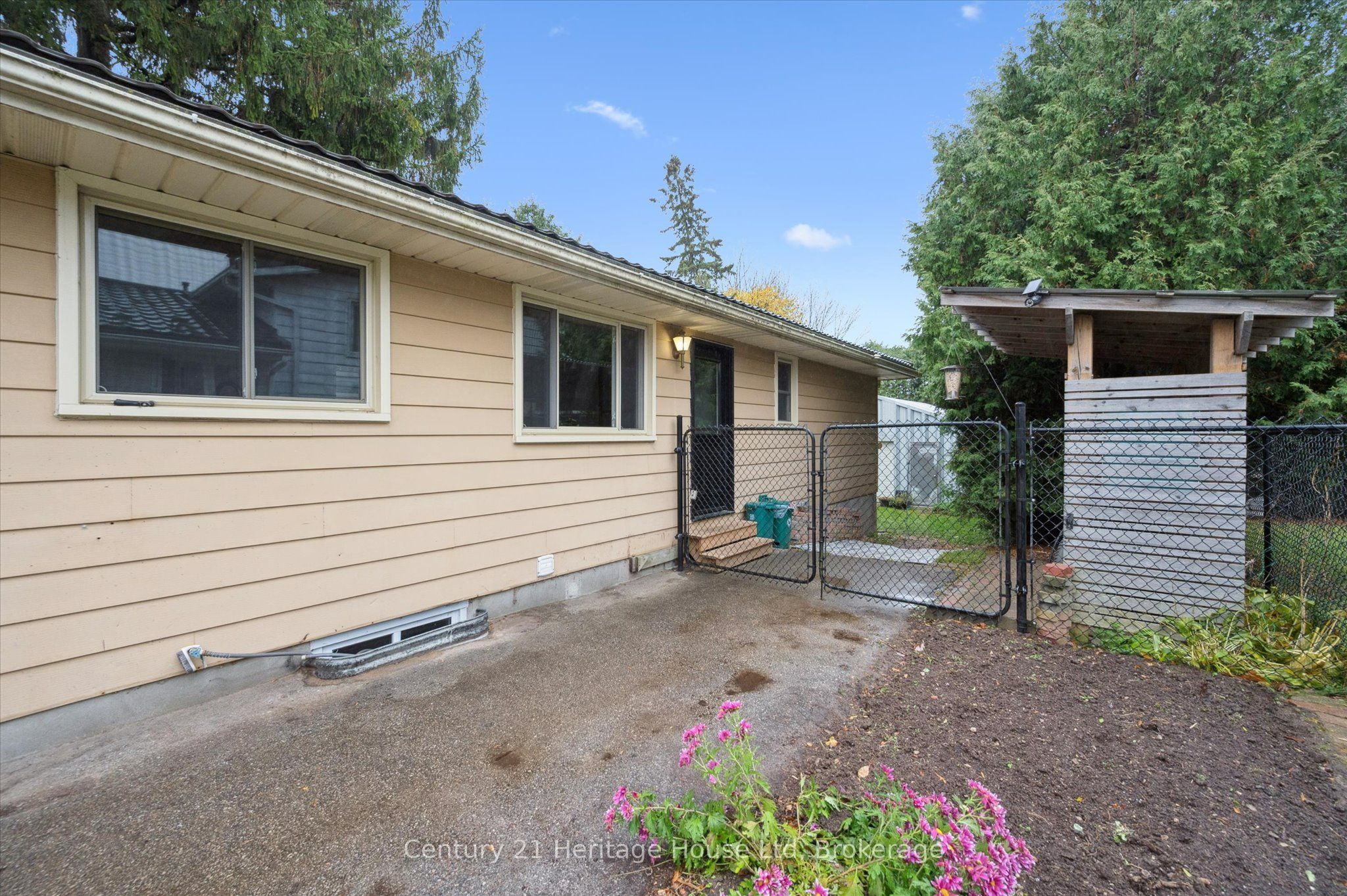 653 Perry Street Property Photo 34