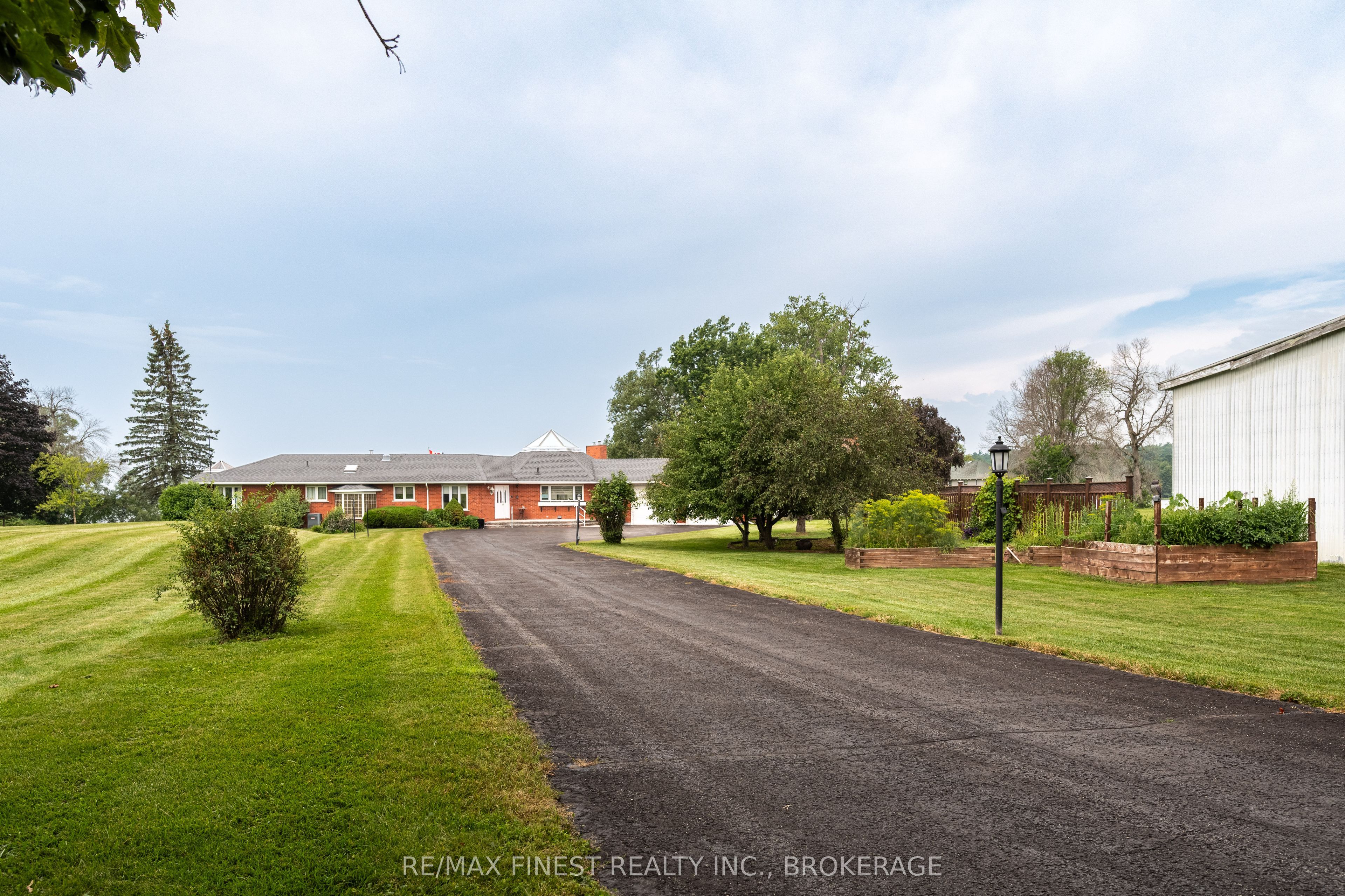 32 Howe Island Drive Property Photo 4