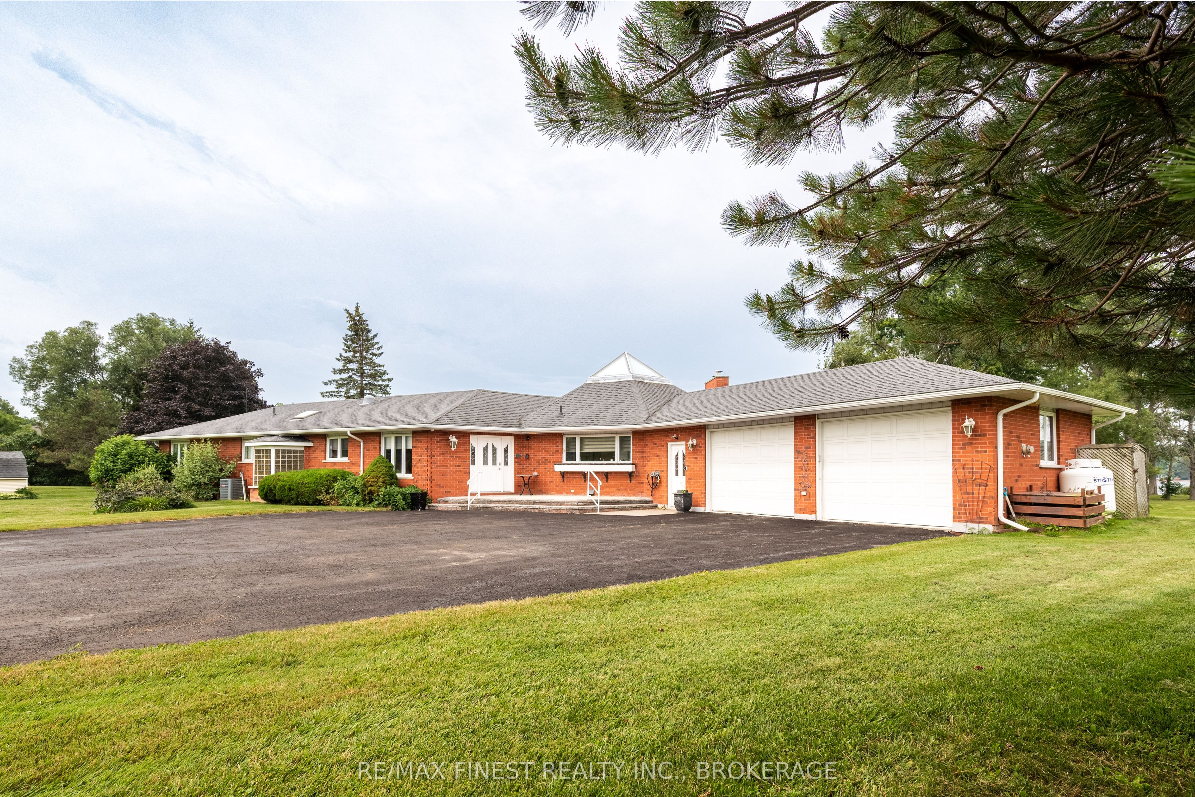 32 Howe Island Drive Property Photo 5