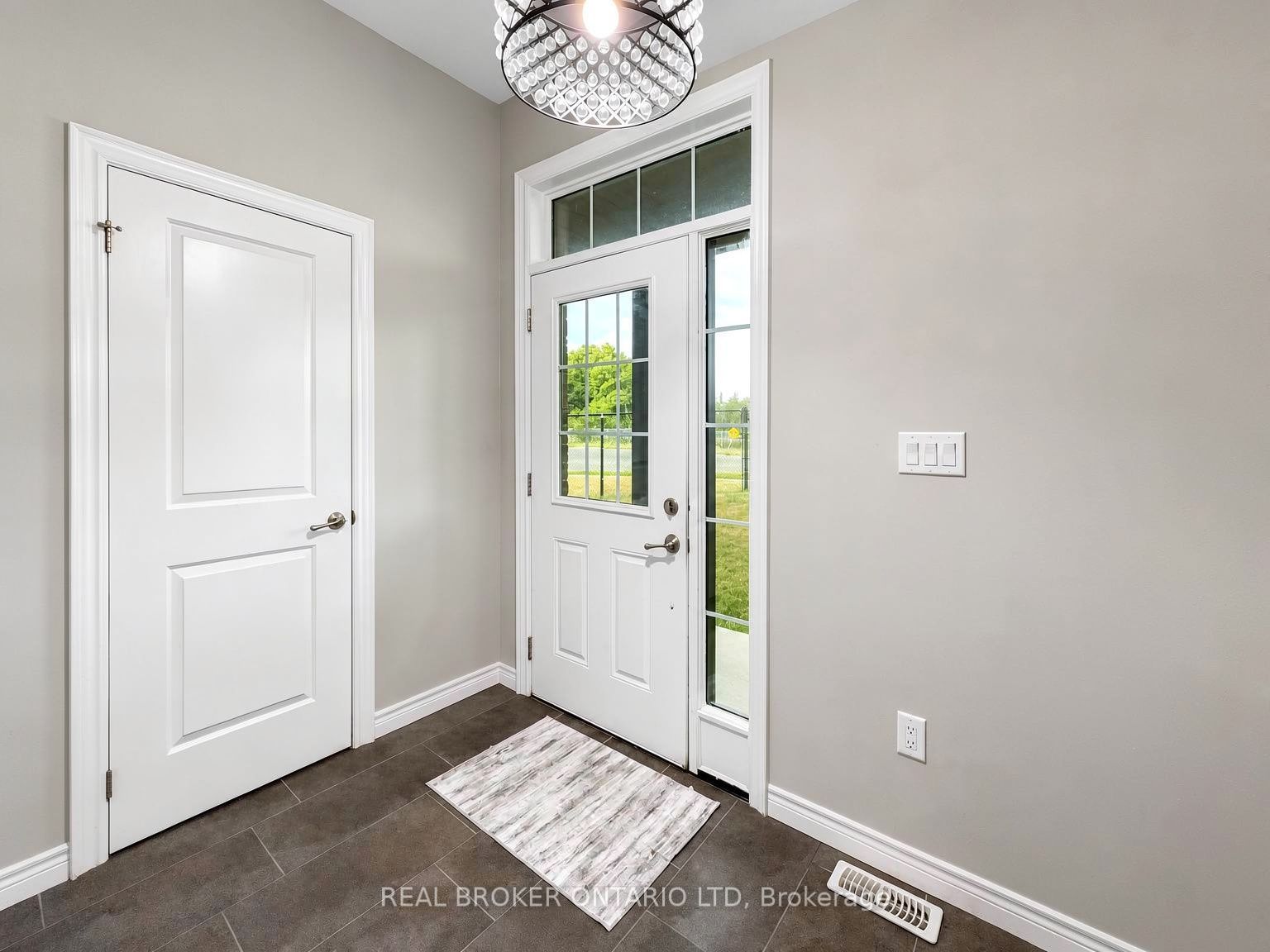 1054 Oakcrossing Gate Property Photo 3