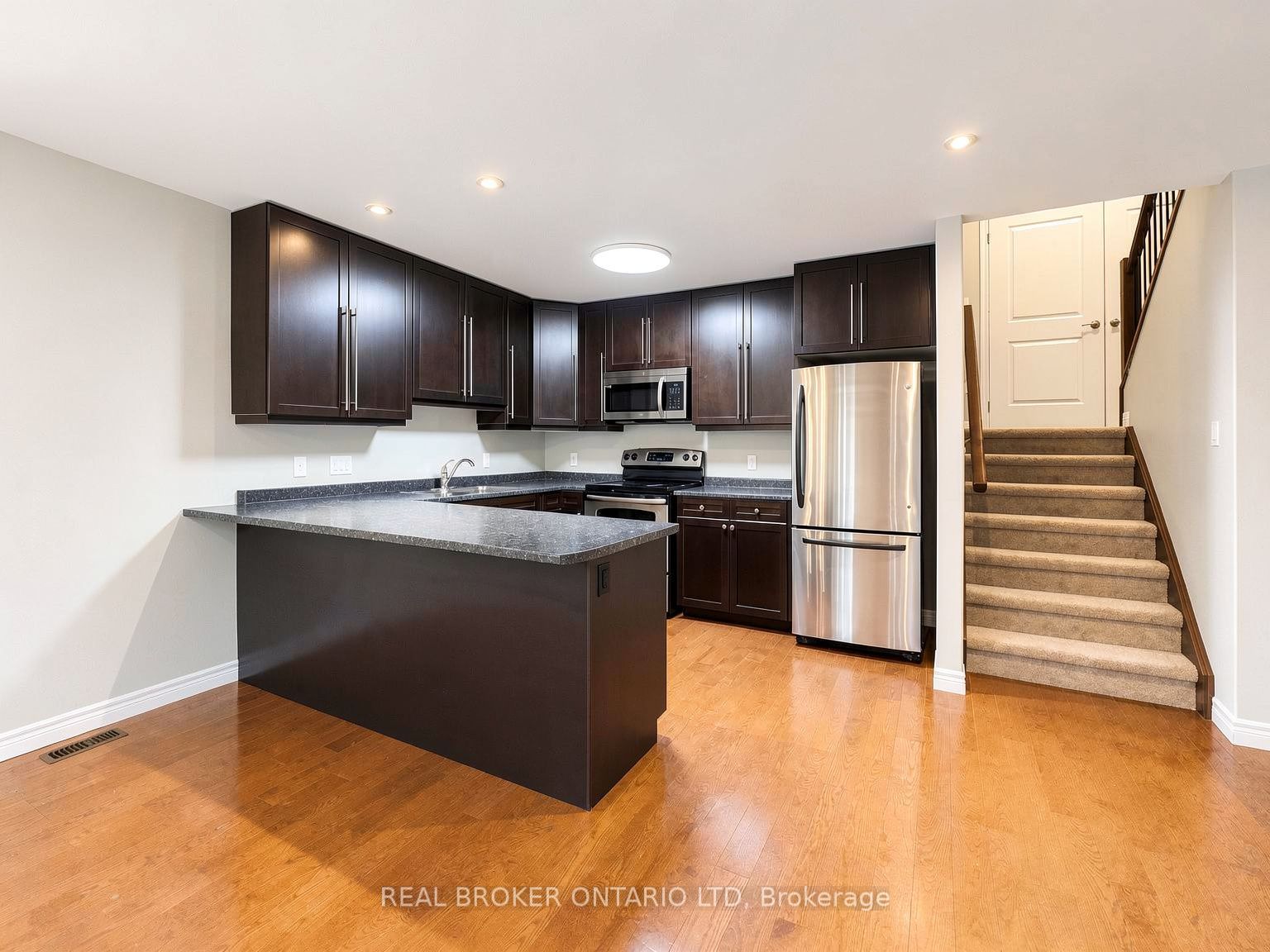 1054 Oakcrossing Gate Property Photo 8