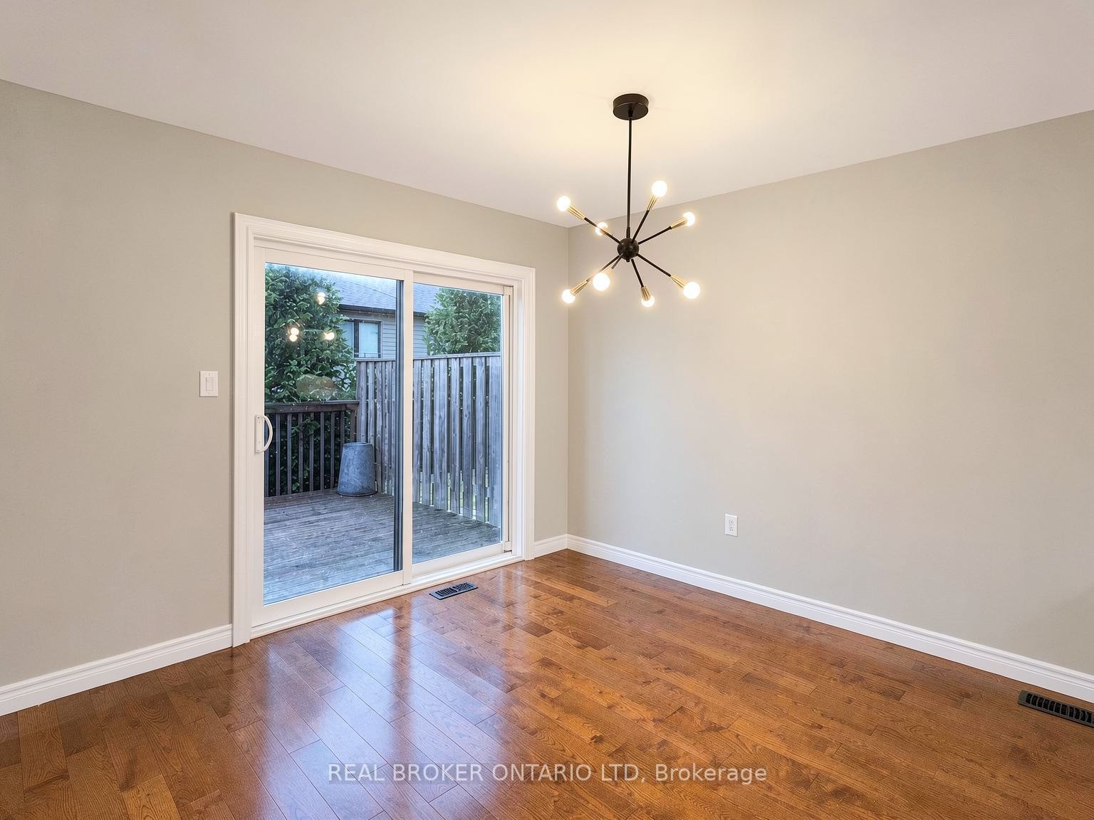 1054 Oakcrossing Gate Property Photo 10